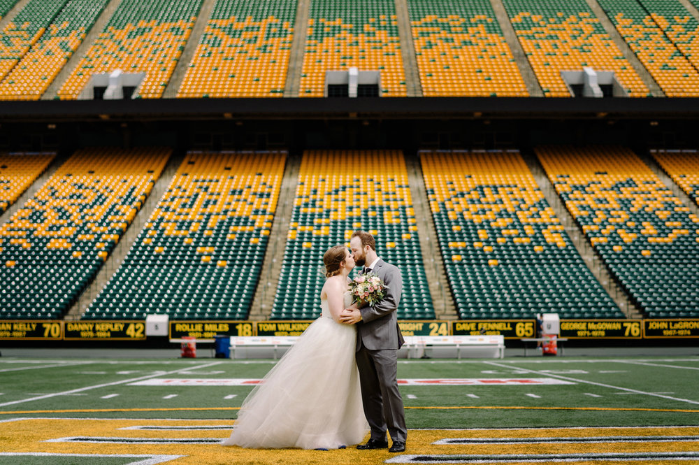 Edmonton-eskimos-commonwealth-Log-Cabin-wedding-chelsea-jay