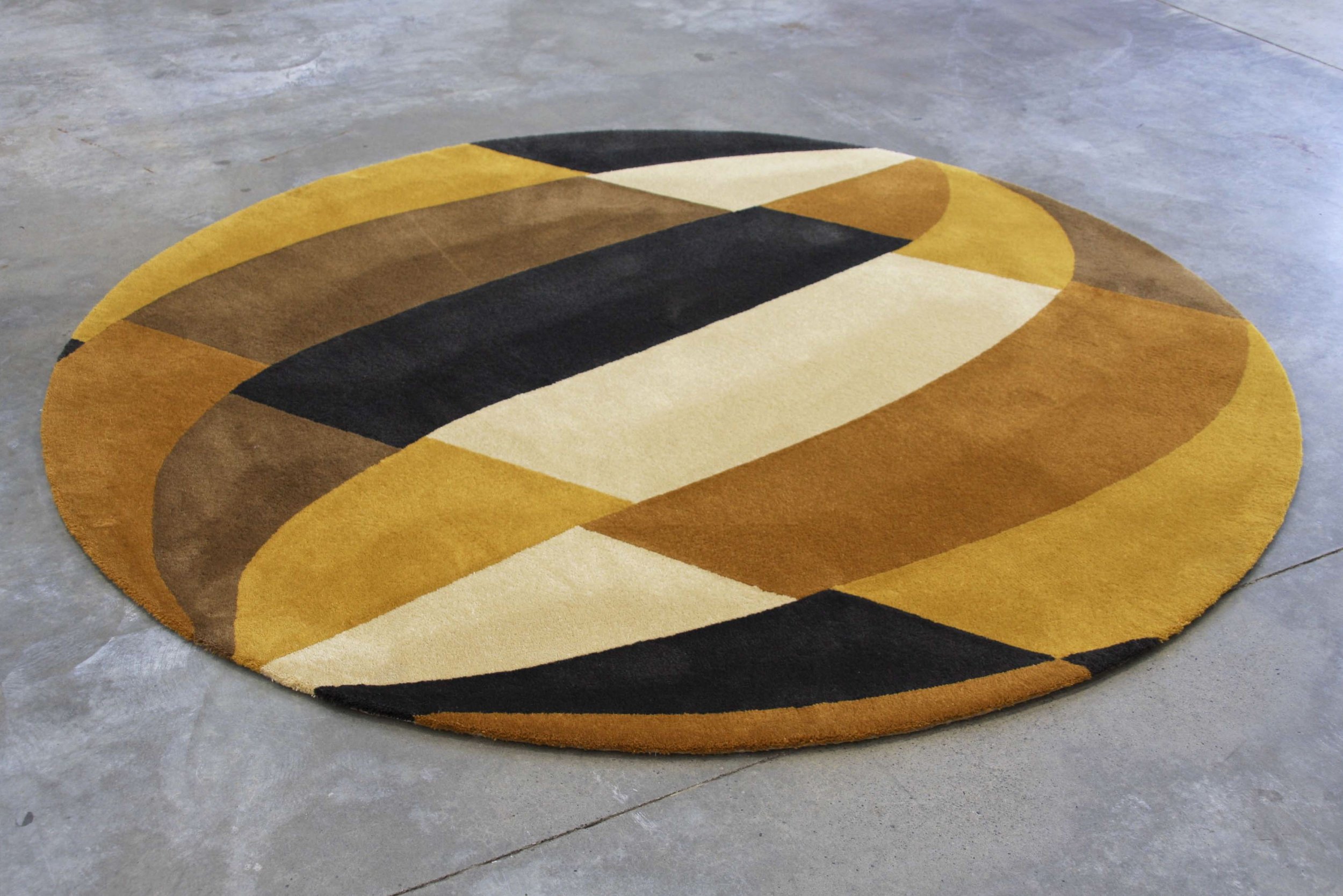 Round rug CRONZ_2_Curved Blocks.jpg