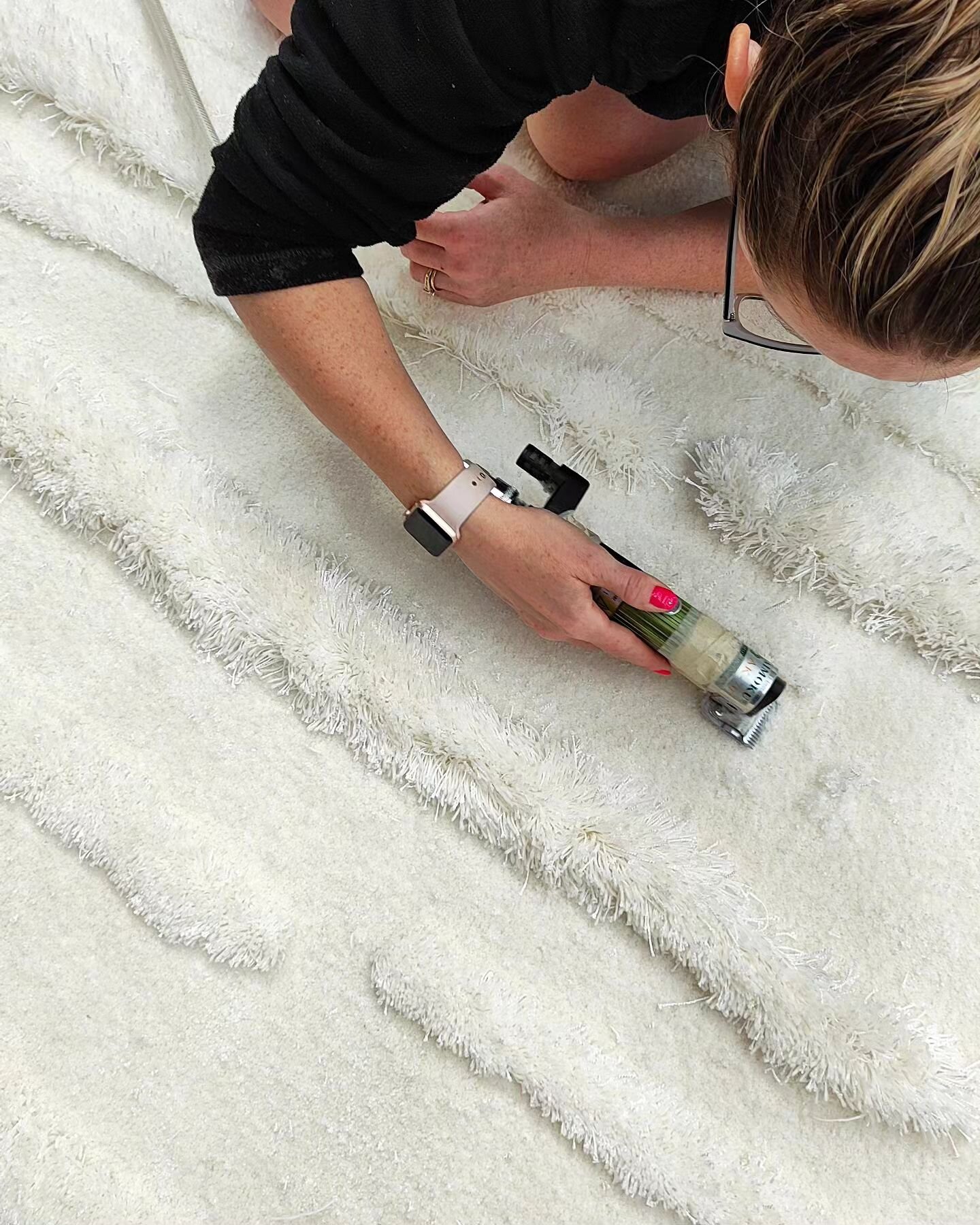 Here's a glimpse of the heavenly textured rug we are putting the finishing touches on. Stay tuned for the grand reveal tomorrow! 🌟

#comingsoon #staytuned #texturedluxury #texturedrug #whiterug #rugtexture #cronz