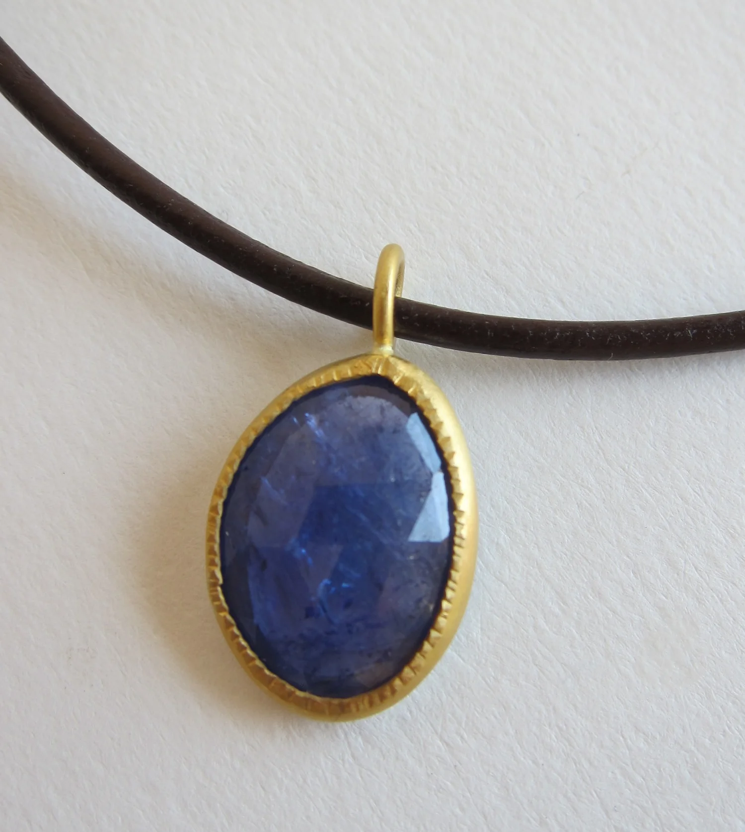 Tanzanite pendant set in 22kt gold 
