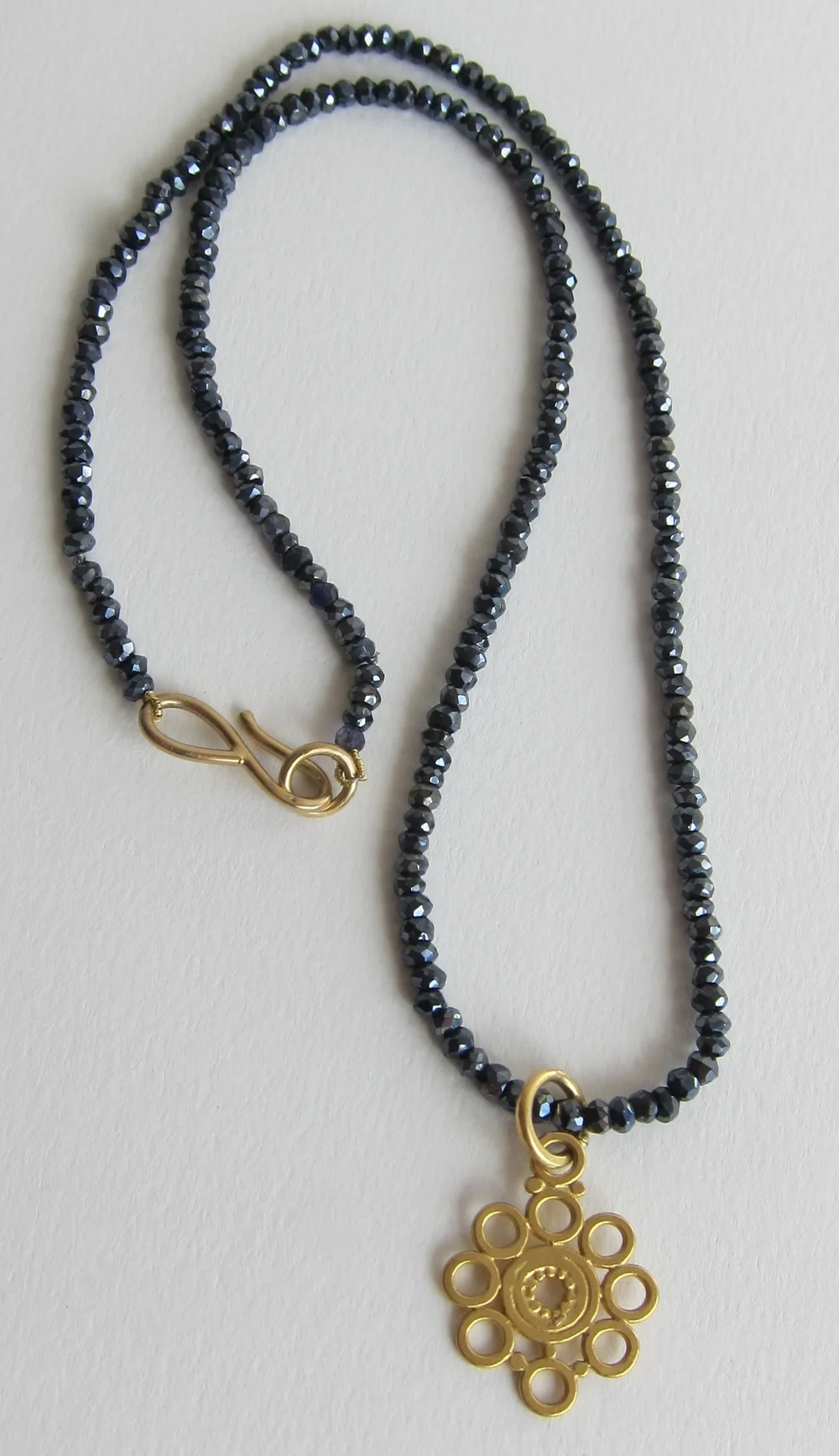 Spinel neckpiece with 22kt gold 