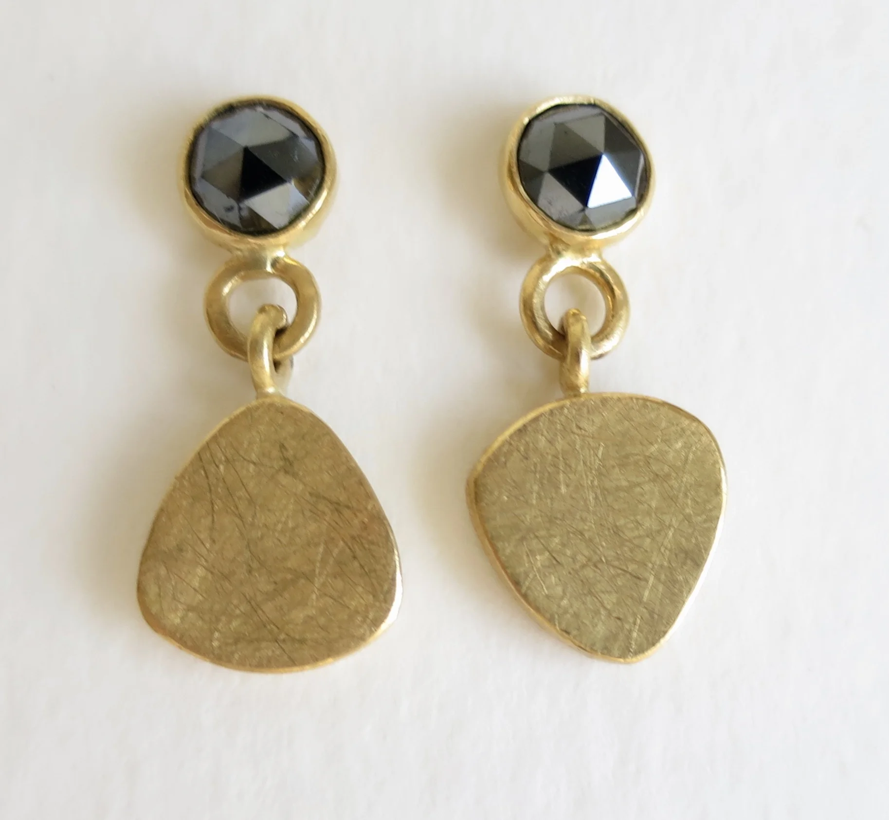Spinel earrings with 18kt gold drops