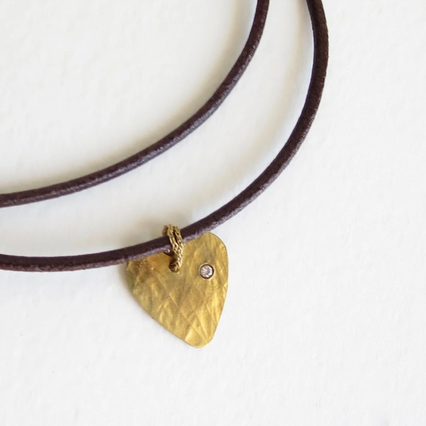 Jewelry Jewellery Gold heart, 18kt with diamond on Leather thong