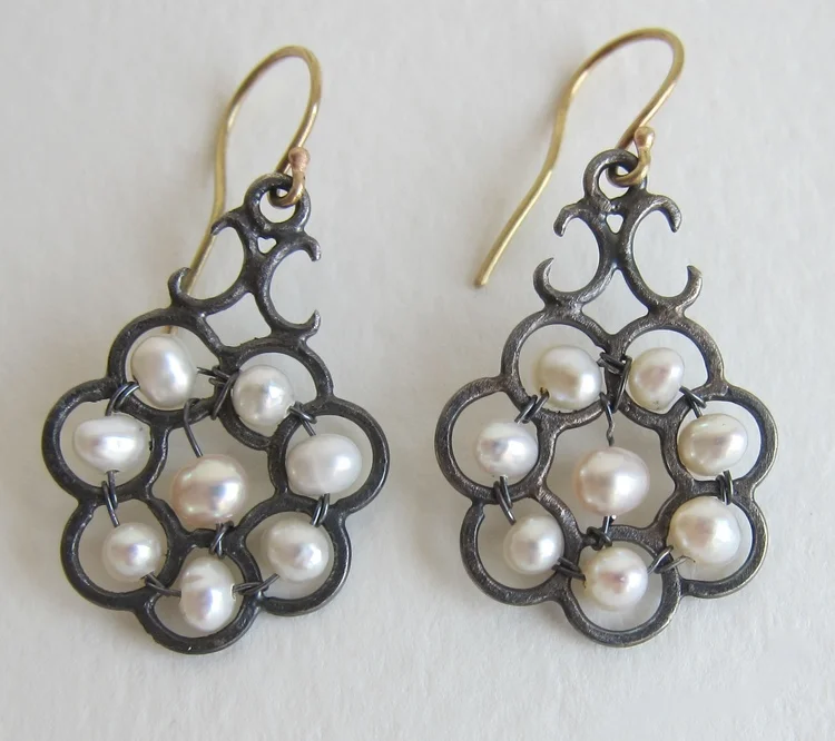 Jewelry Jewellery Pearl cluster earrings with 18kt gold and oxidised silver 