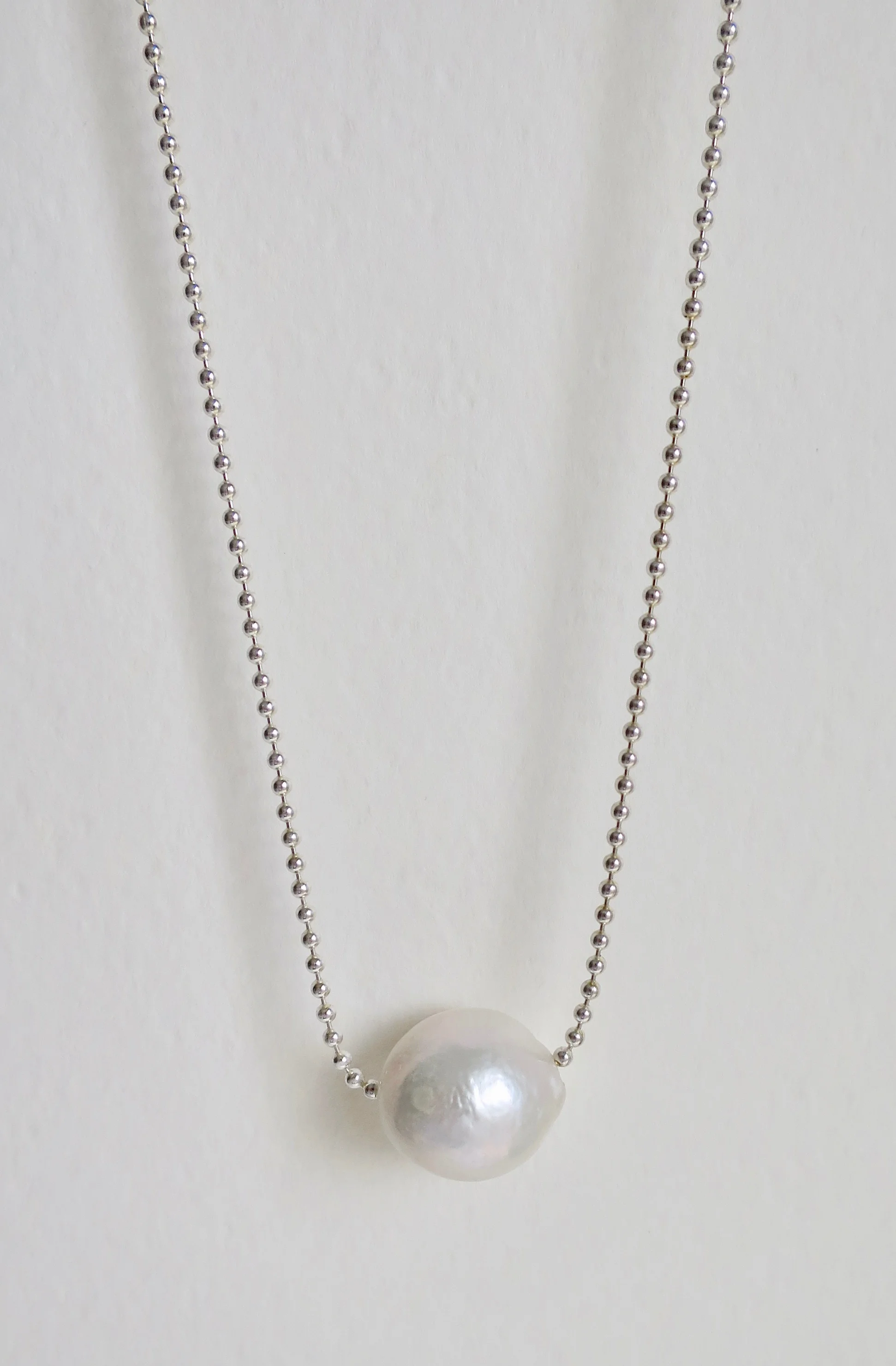 Single Pearl necklace with silver ball chain