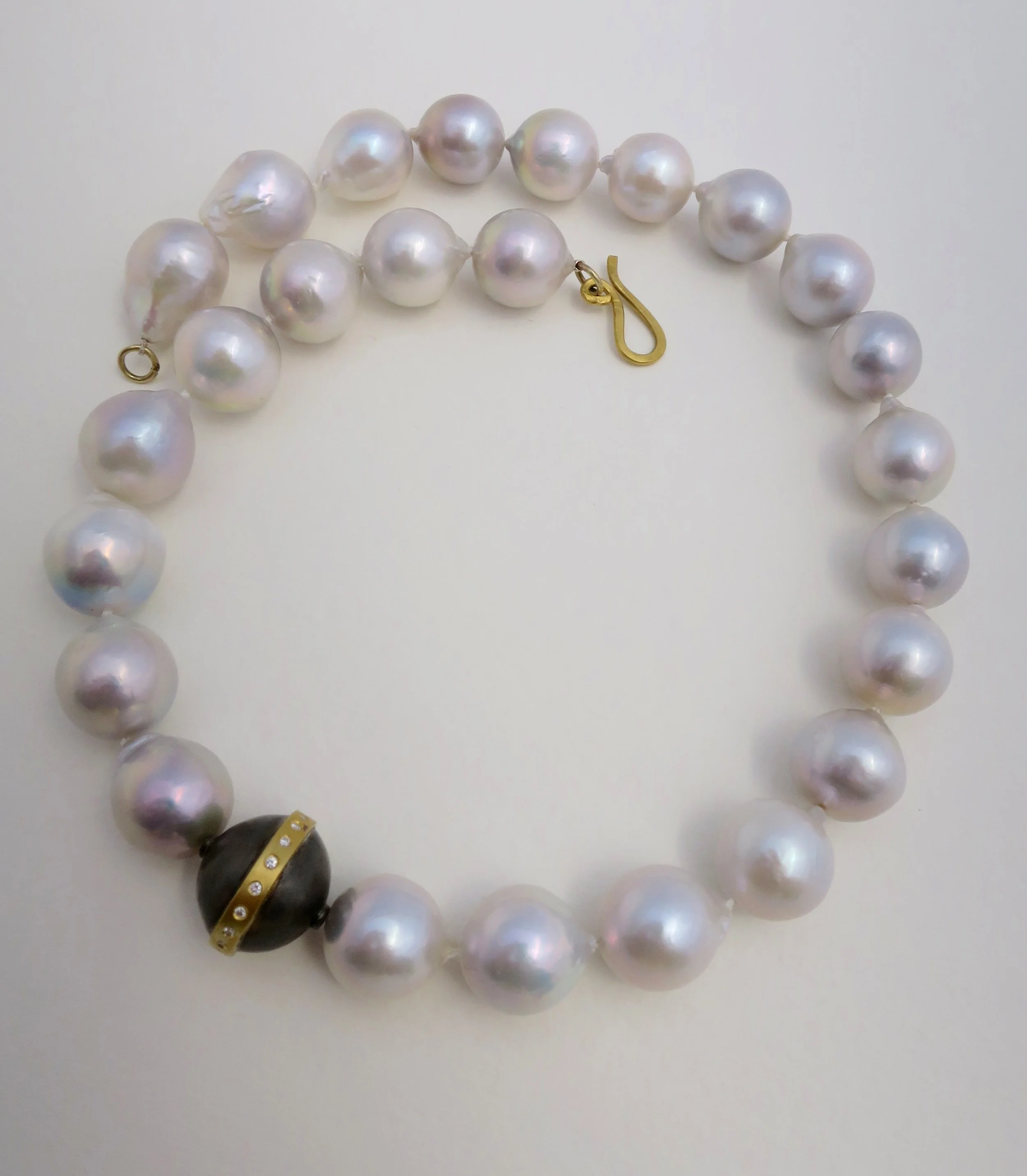 Pearl necklace with oxidized ball, 22kt gold and diamonds