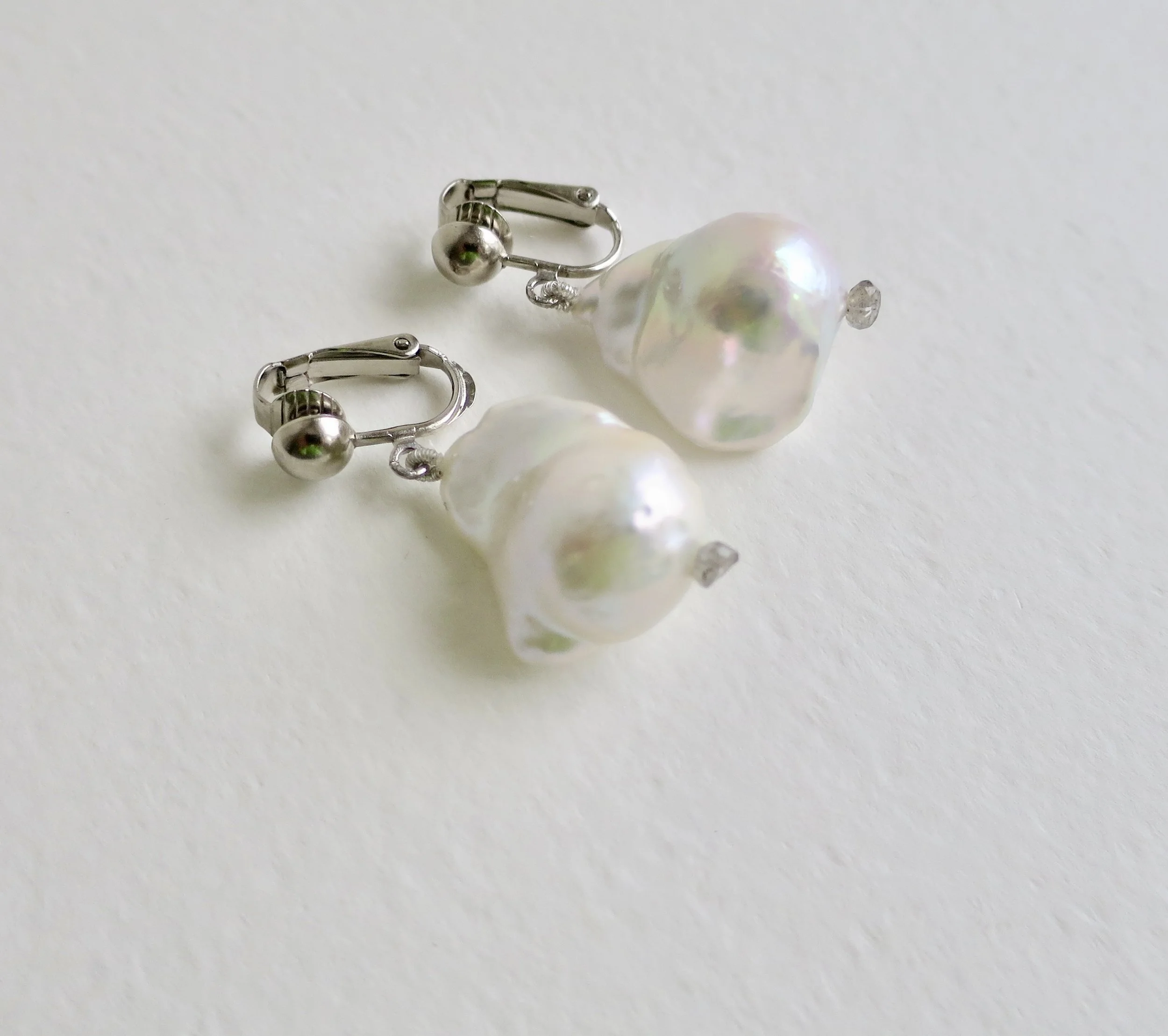 Clip earrings with large Pearls