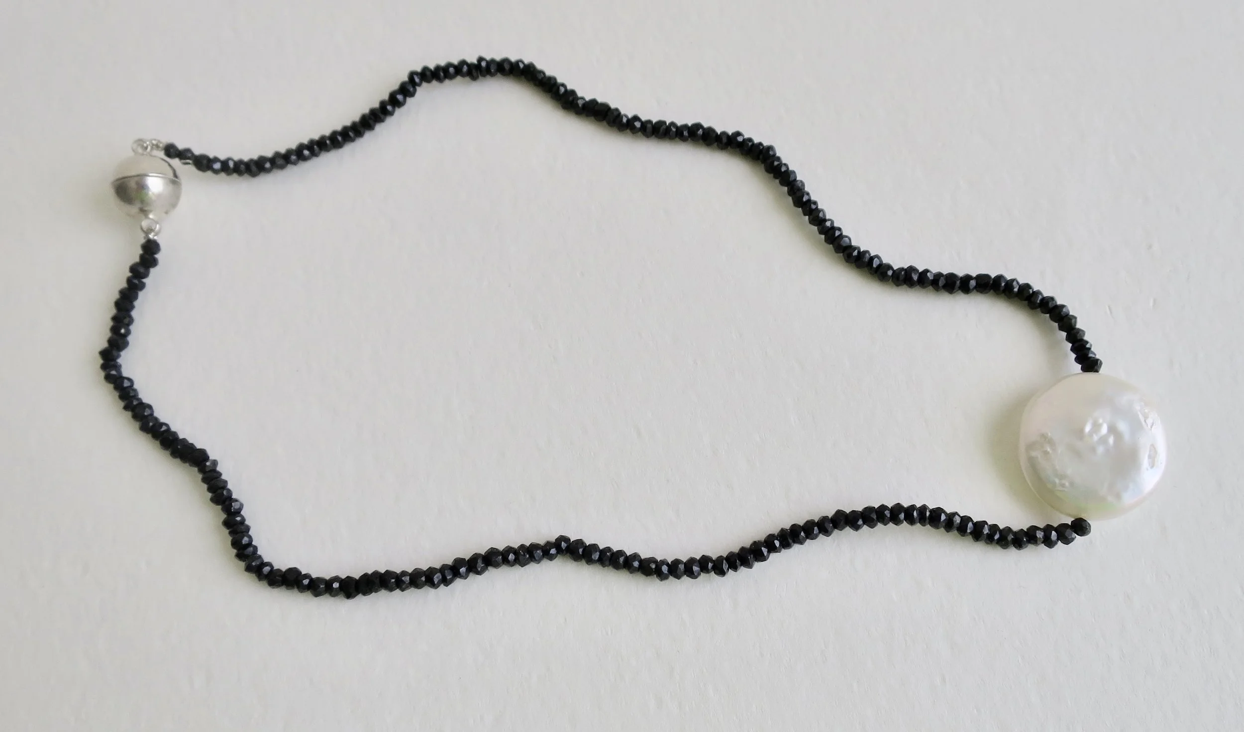 Flat pearl choker with Spinel