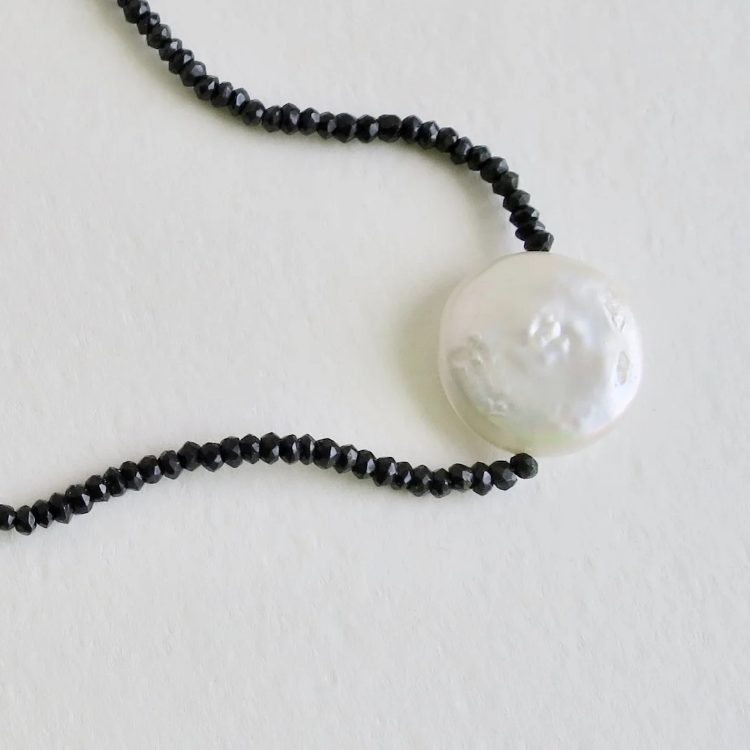 Jewelry Jewellery Flat pearl choker with Spinel