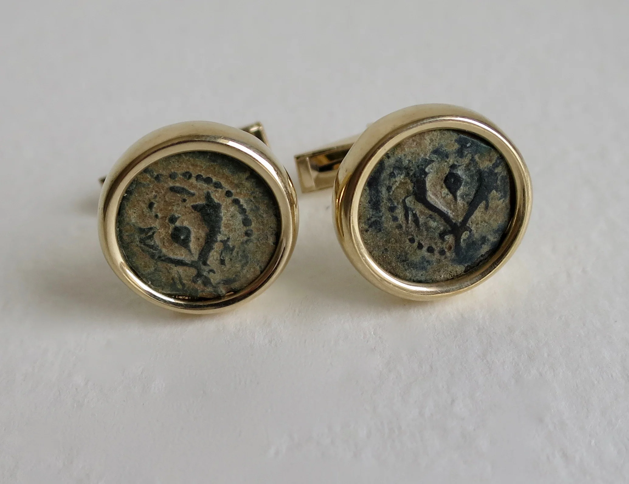 Widow's mite cufflinks in 14kt gold