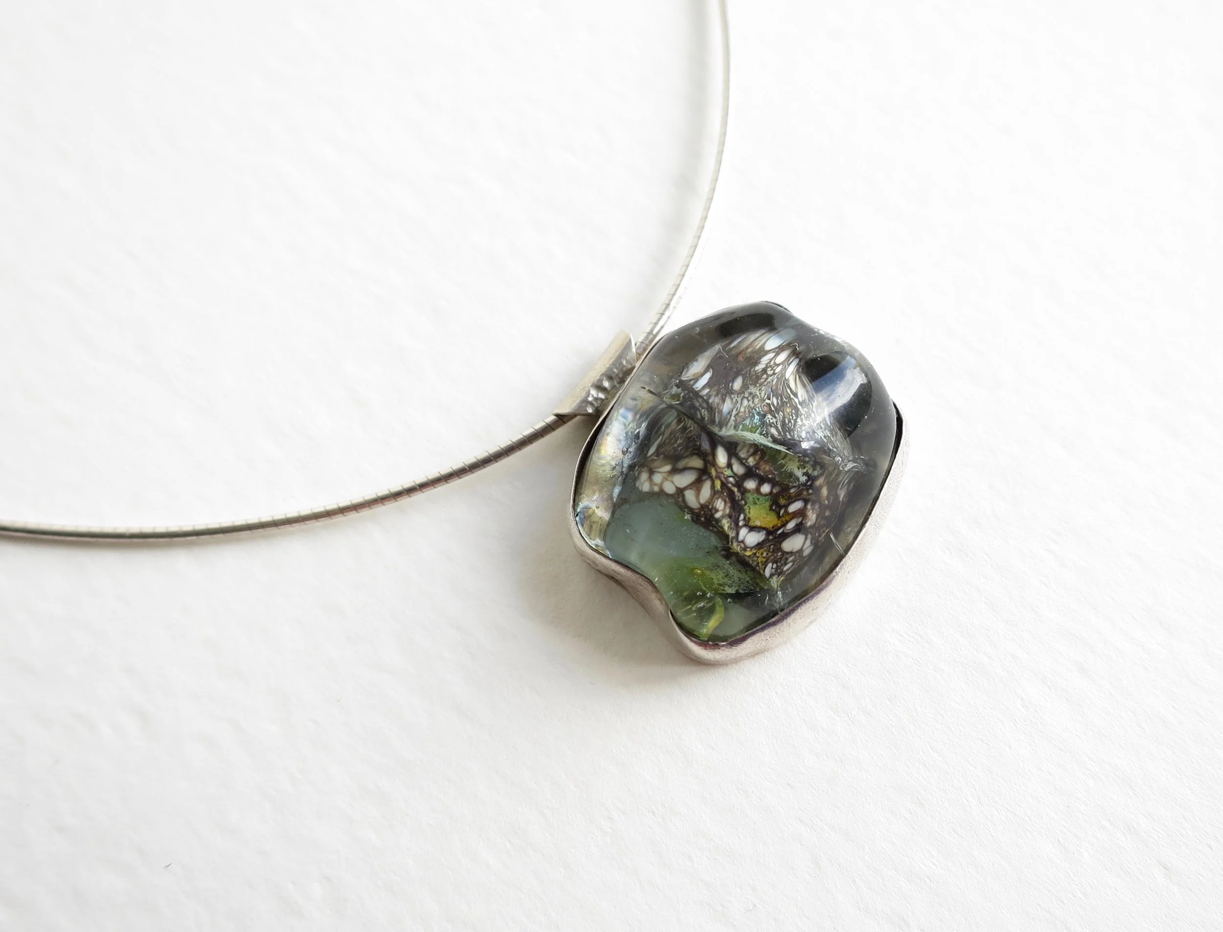 Jewelry Jewellery Blown glass pendant set in silver on Silver cable