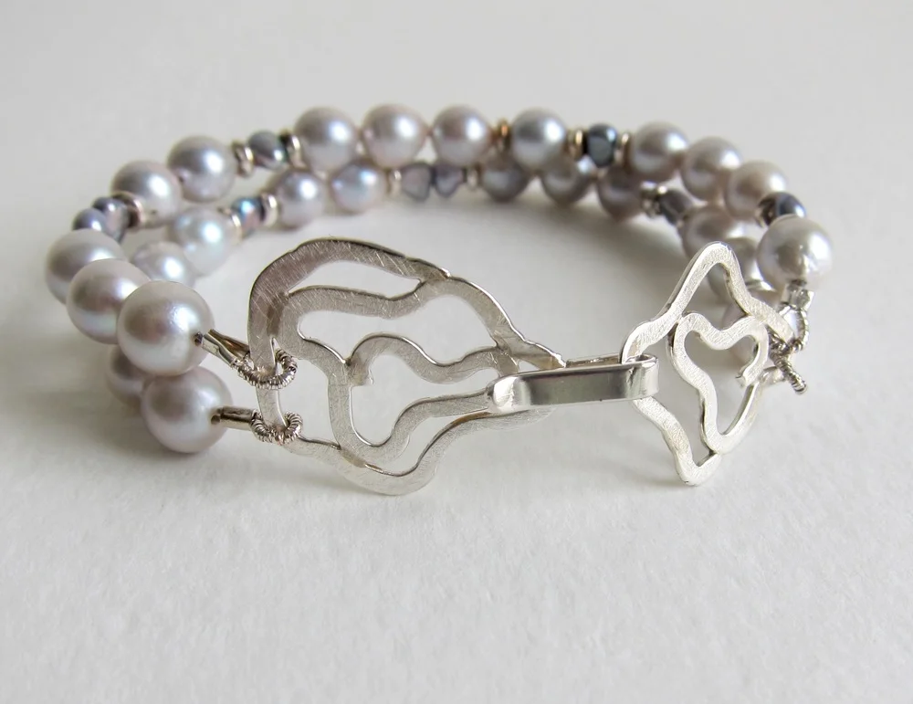 Pearl bracelet with handmade silver element and clasp
