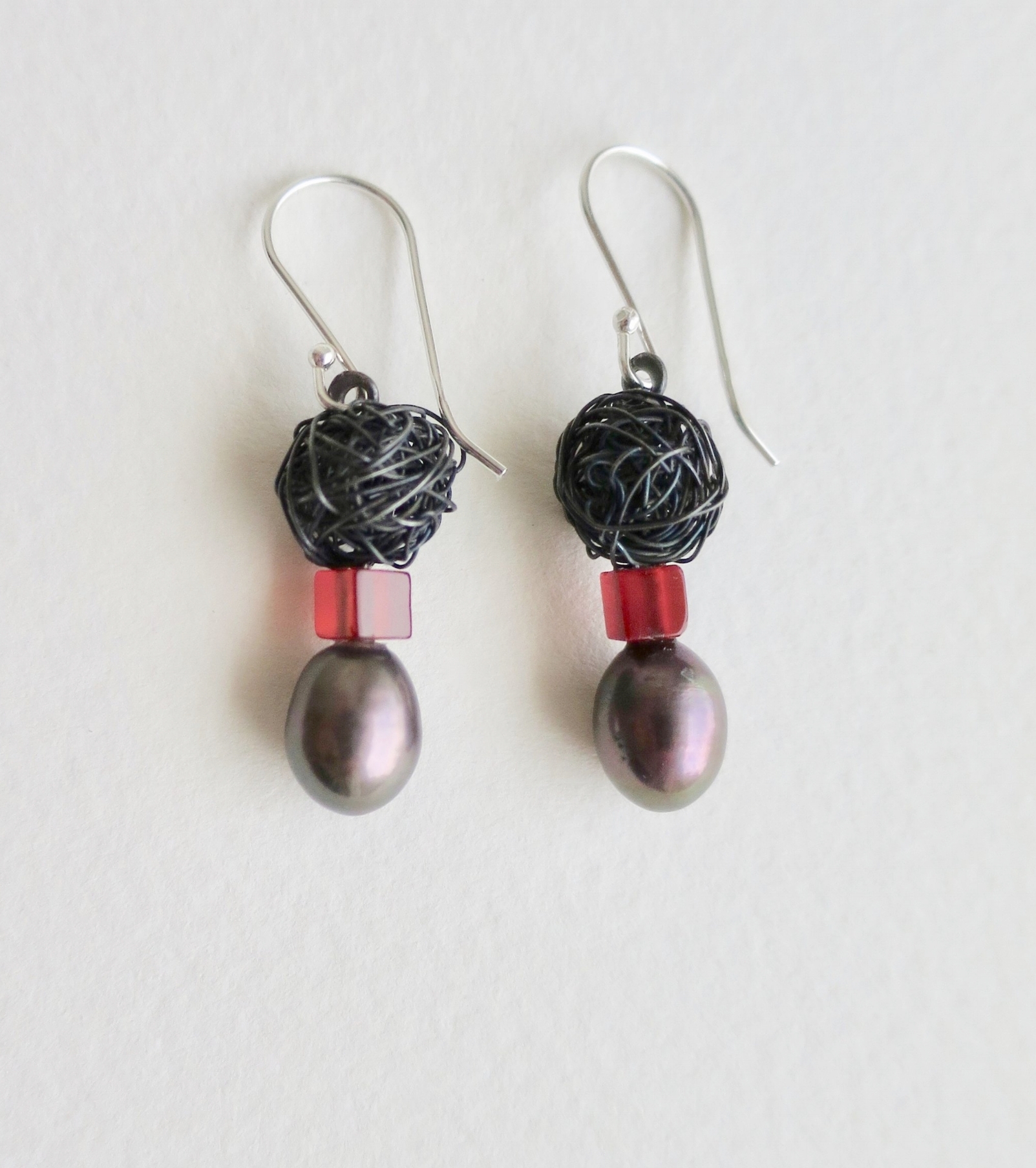 Jewelry Jewellery Black plonter and pearl earrings with Carnelian stone