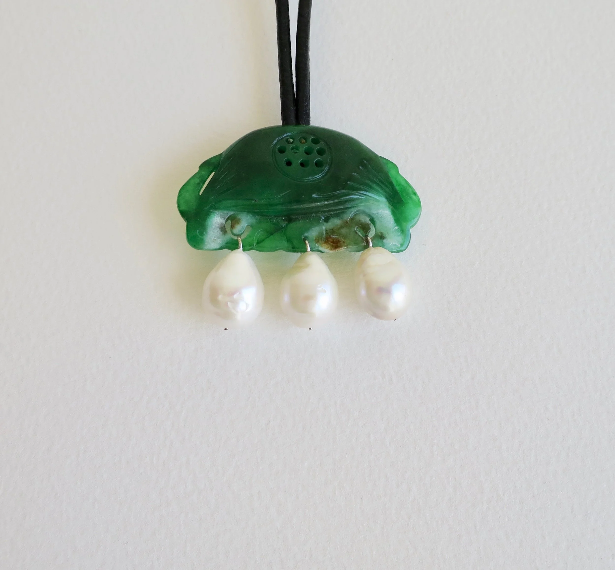 Jade pendant with Pearls