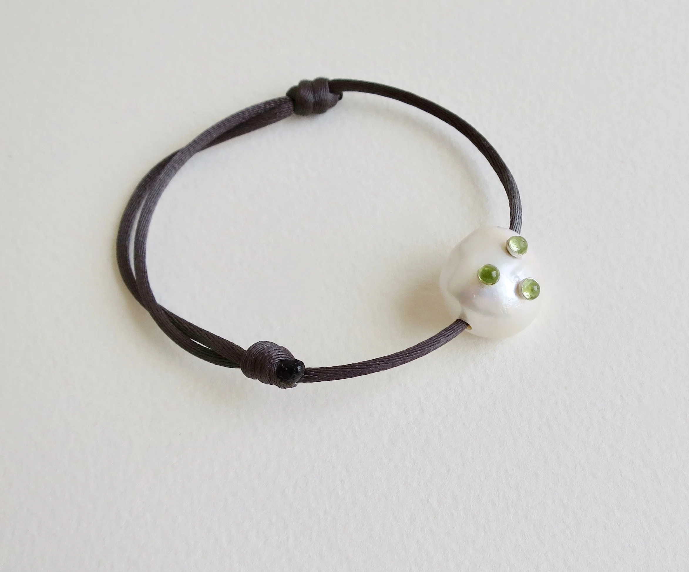 Jewelry Jewellery Satin bracelet with Pearl and Peridot
