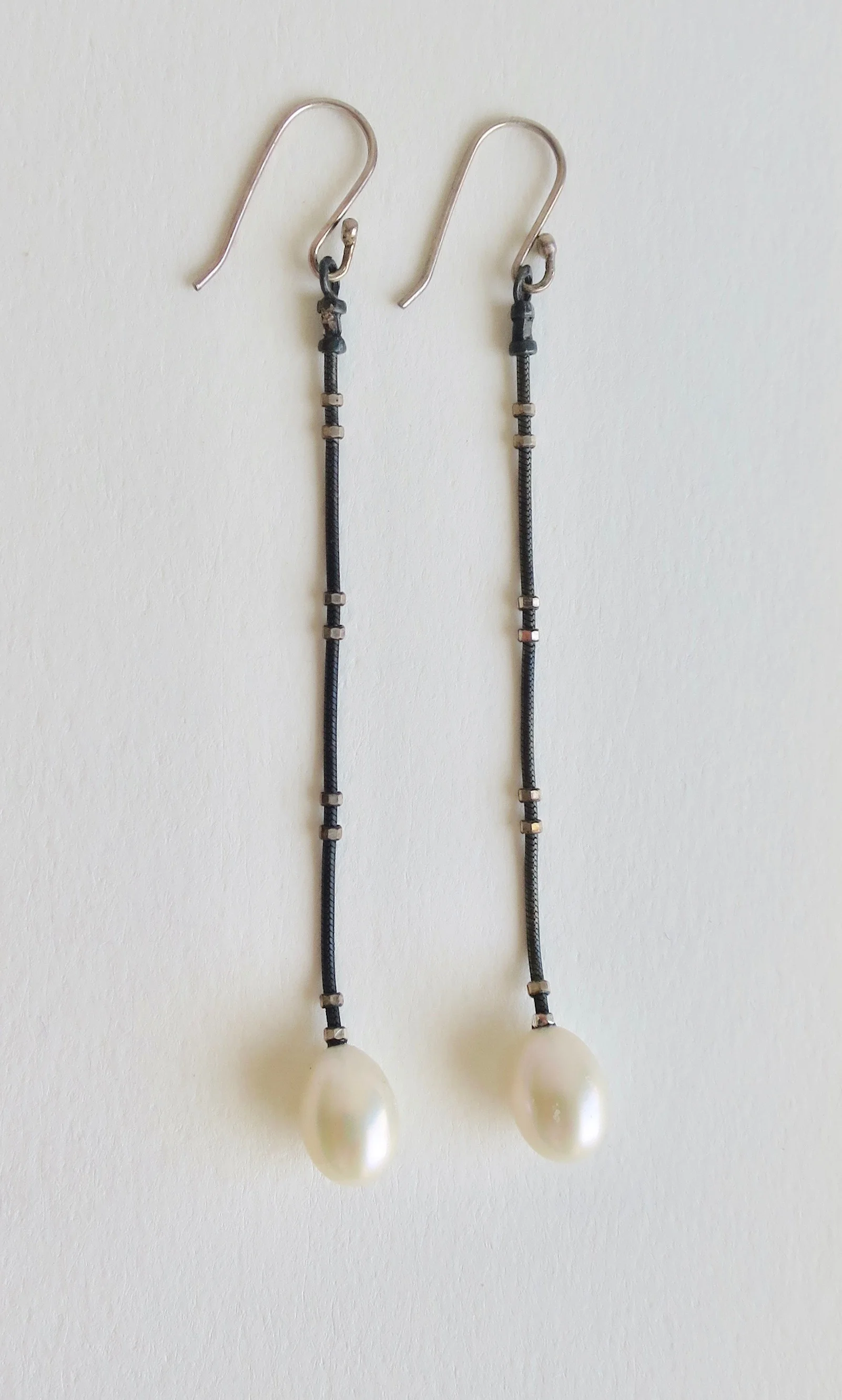 Long oxidized earrings with Pearl drops