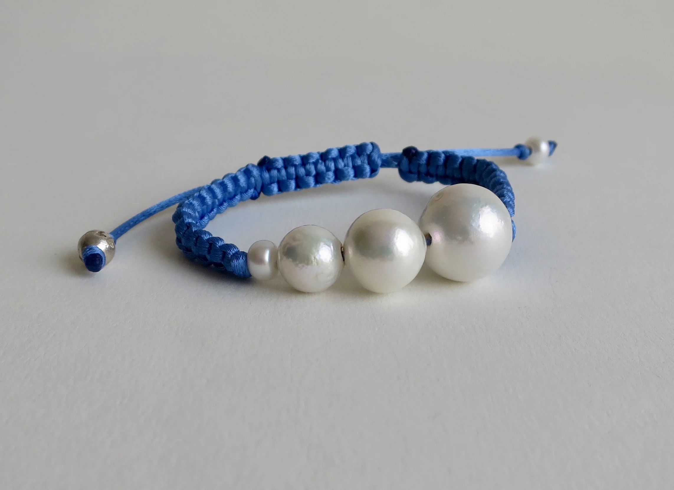 Blue satin bracelet with Pearls