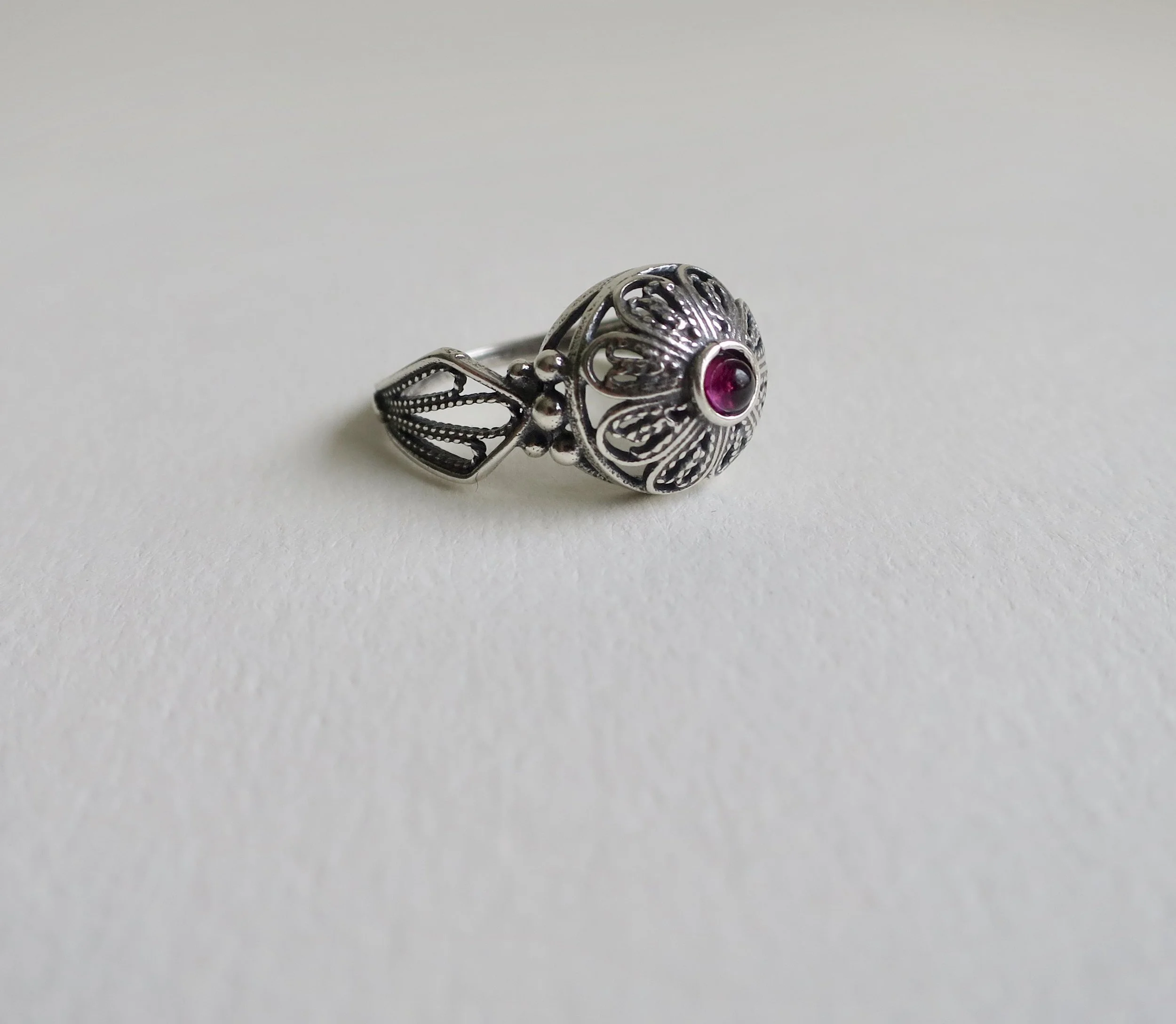 Filigree silver ring with Garnet