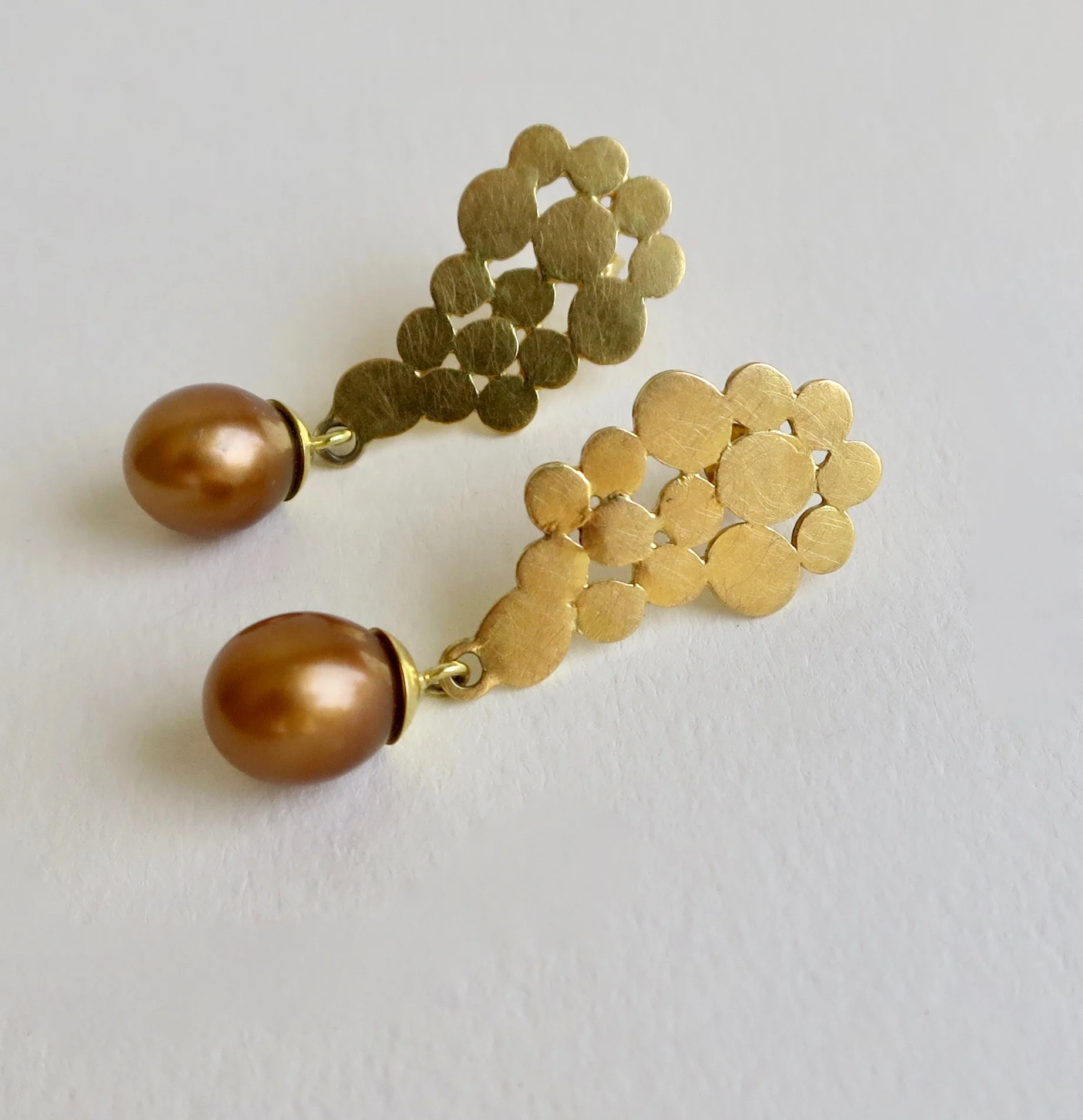 Jewelry Jewellery Oval Shaped pearl earrings with 18kt gold Sabra design