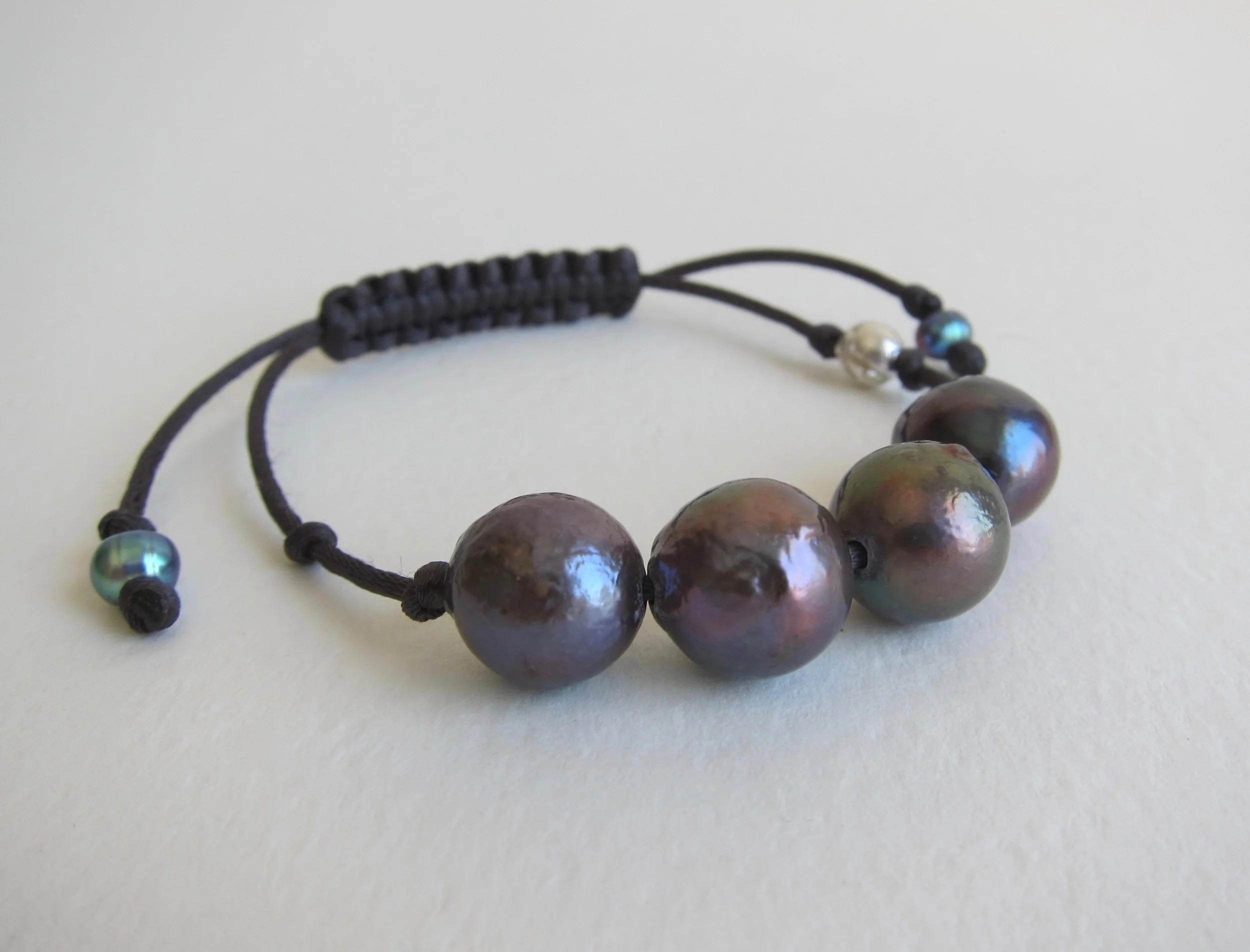 Pearl bracelet on satin, adjustable