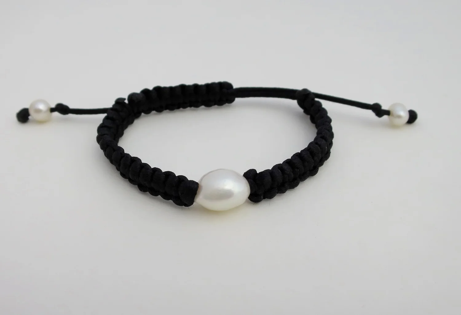 Simple satin and pearl bracelet 