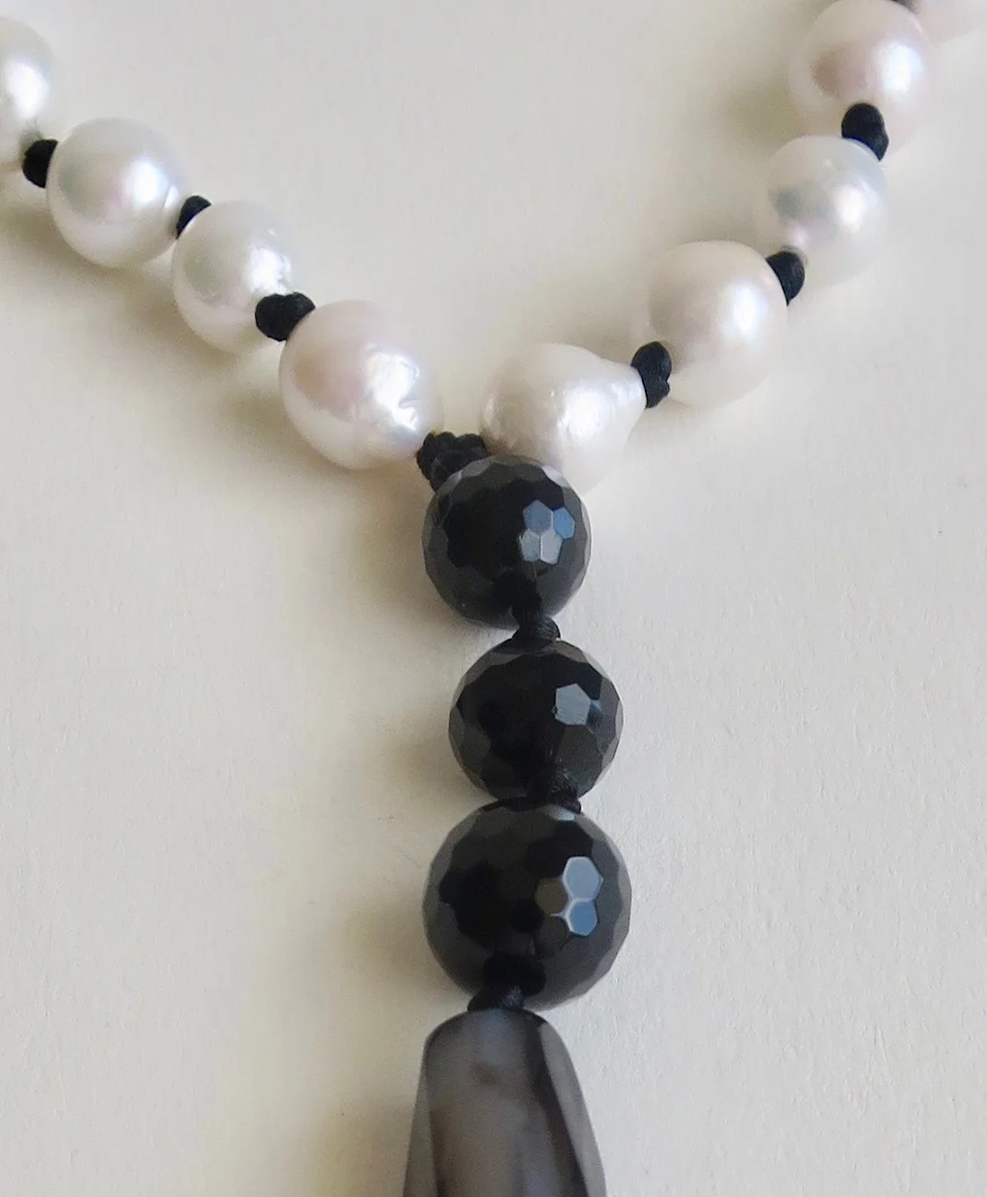 Pearl and Onyx necklace with Agate drop