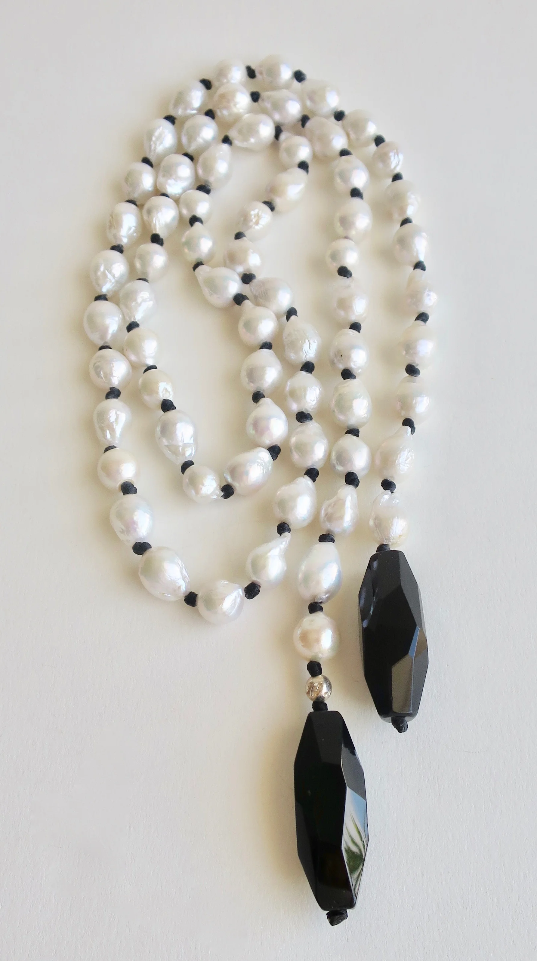 Long pearl necklace with black satin and Black Agate
