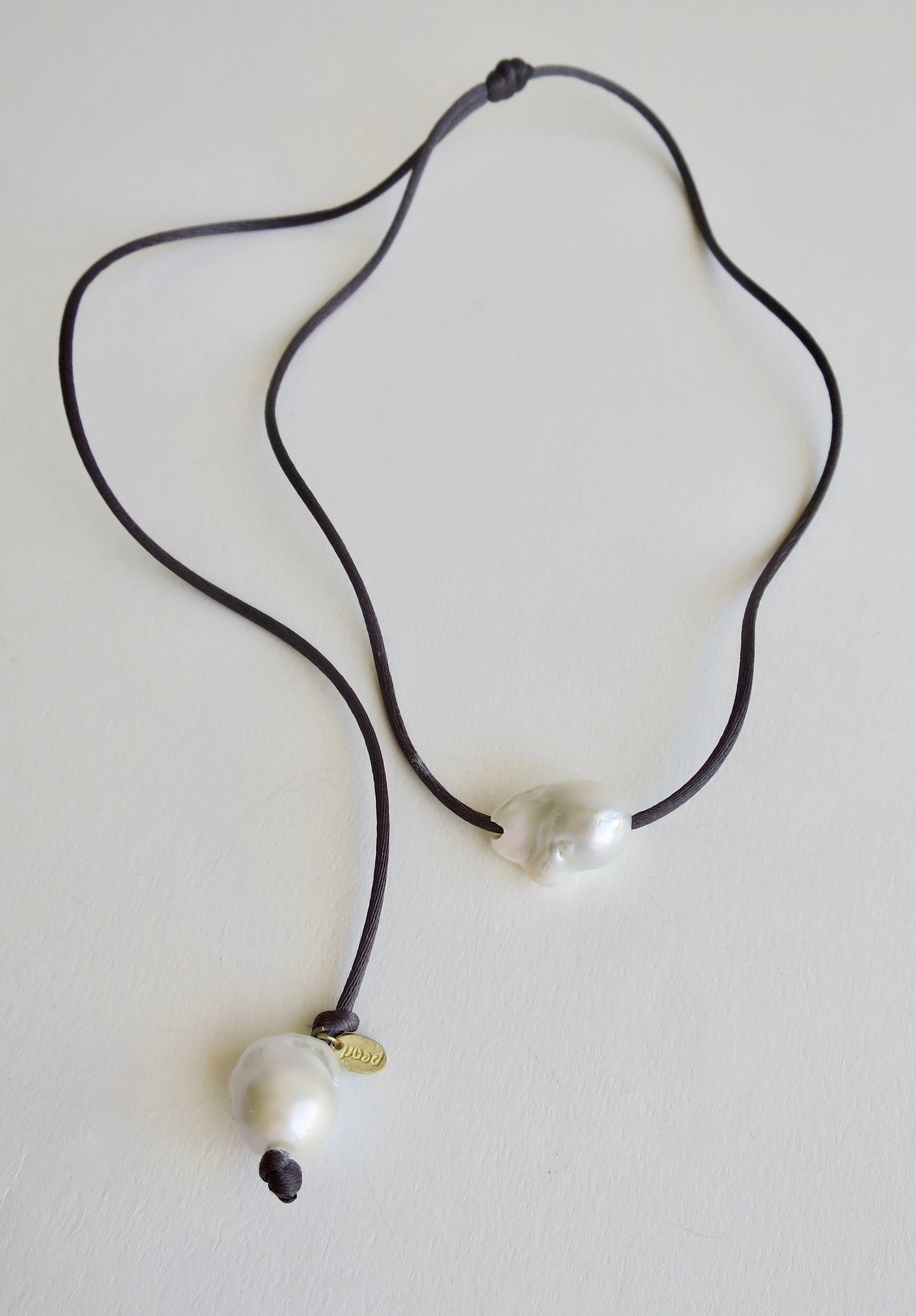 Pearl choker with satin