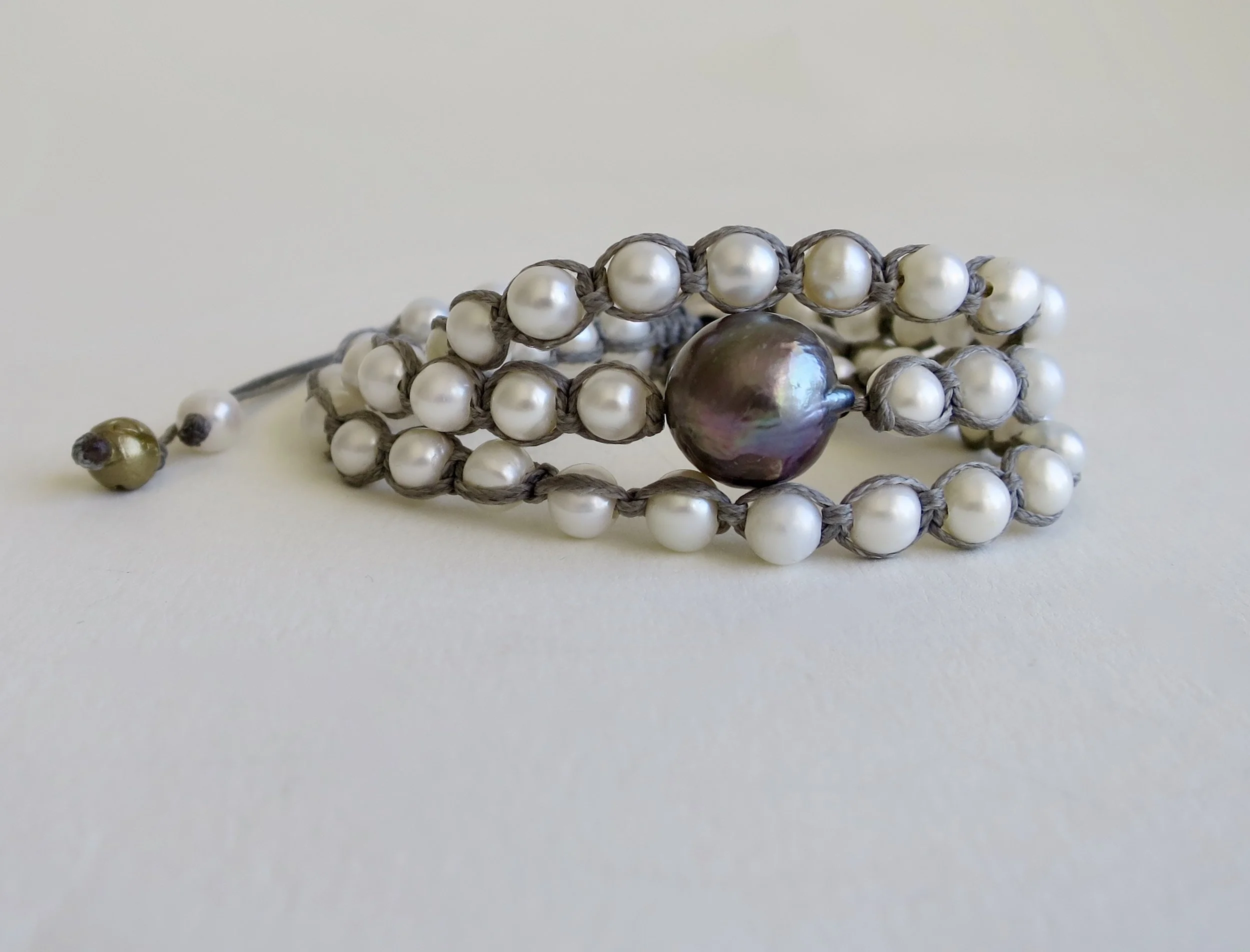 Pearl and satin bracelet with black pearl