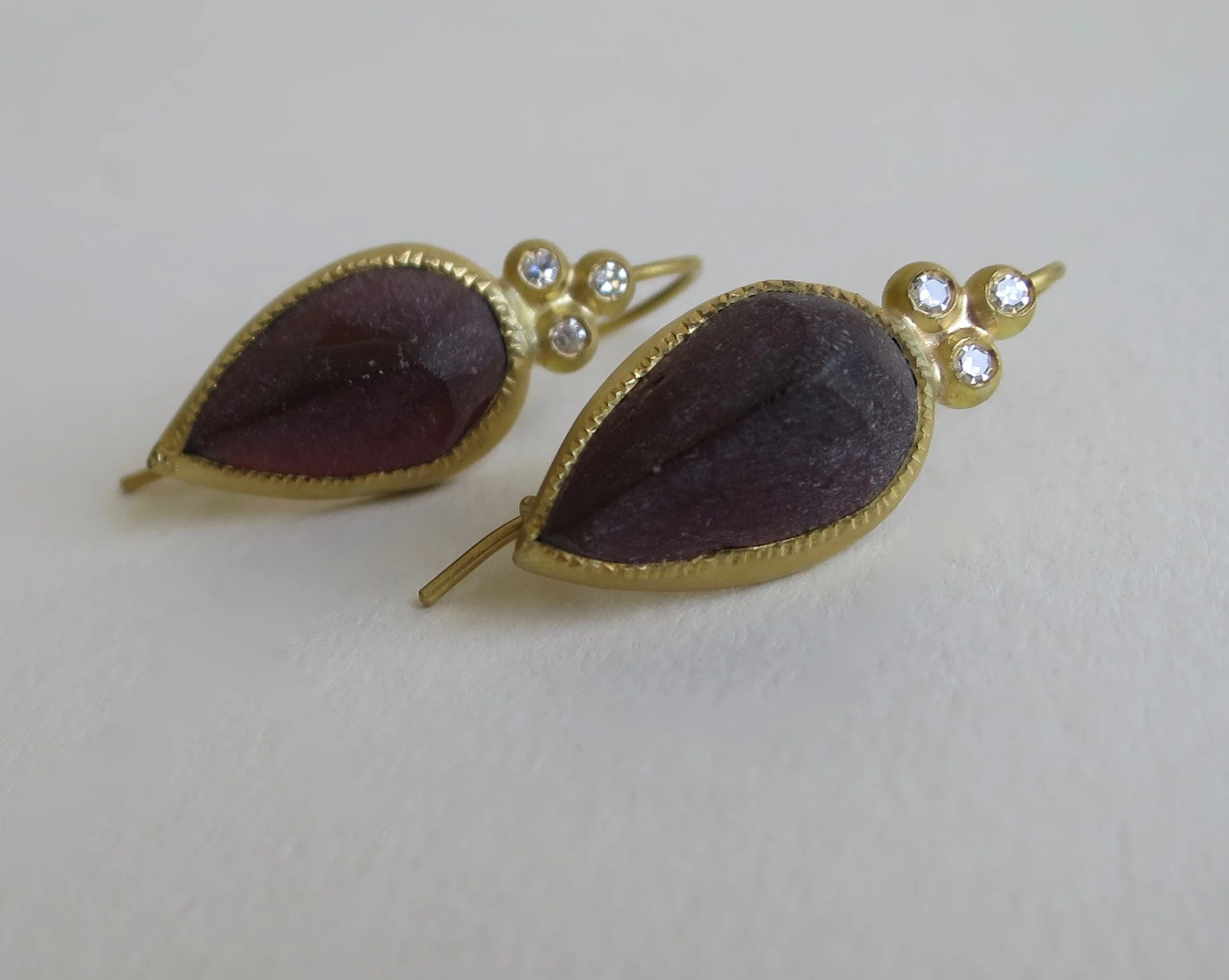 Matt Garnet earrings with diamonds, 22kt gold