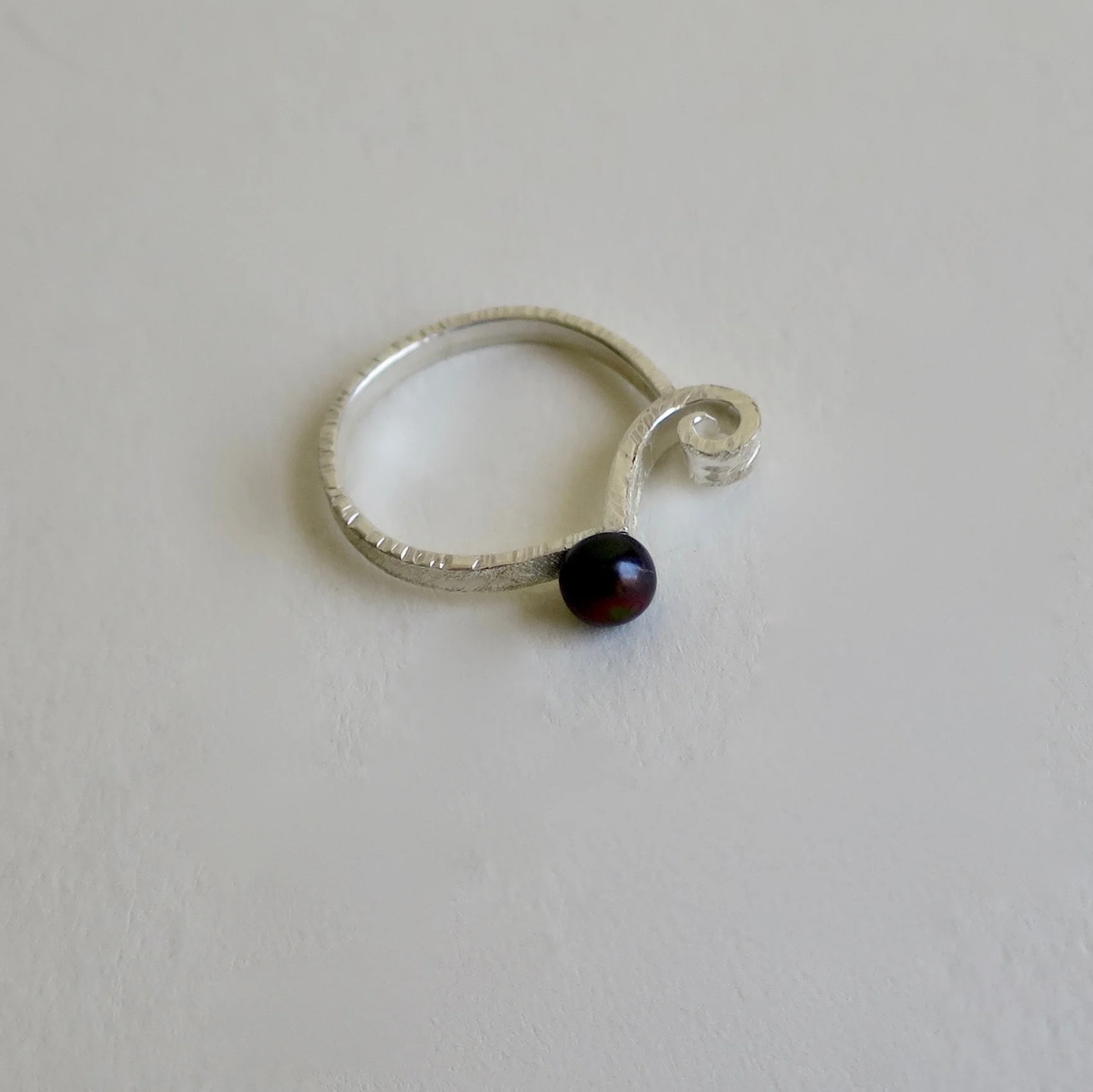 Fine silver ring with grey Pearl