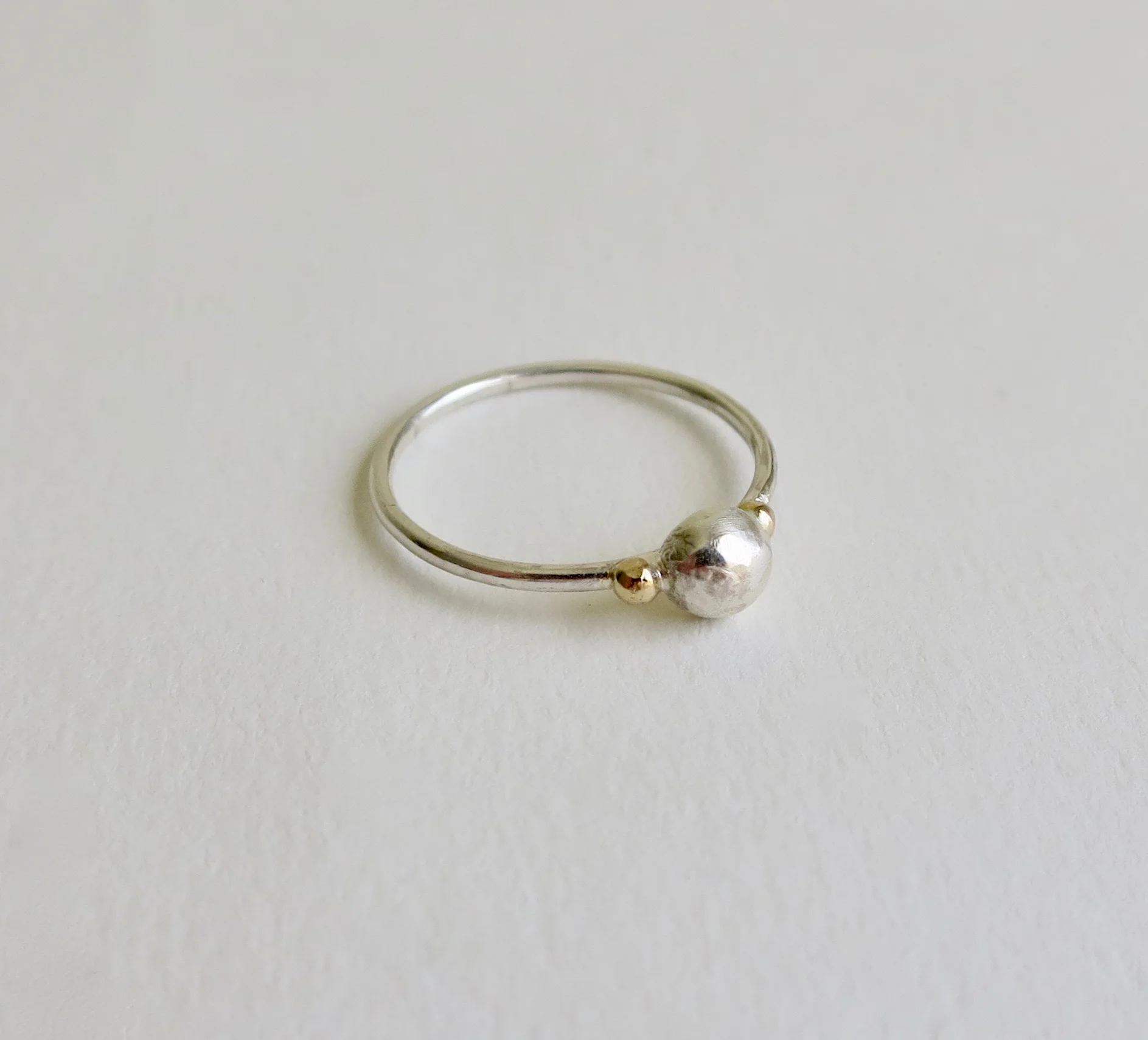 Silver band with silver round element and 18kt Gold