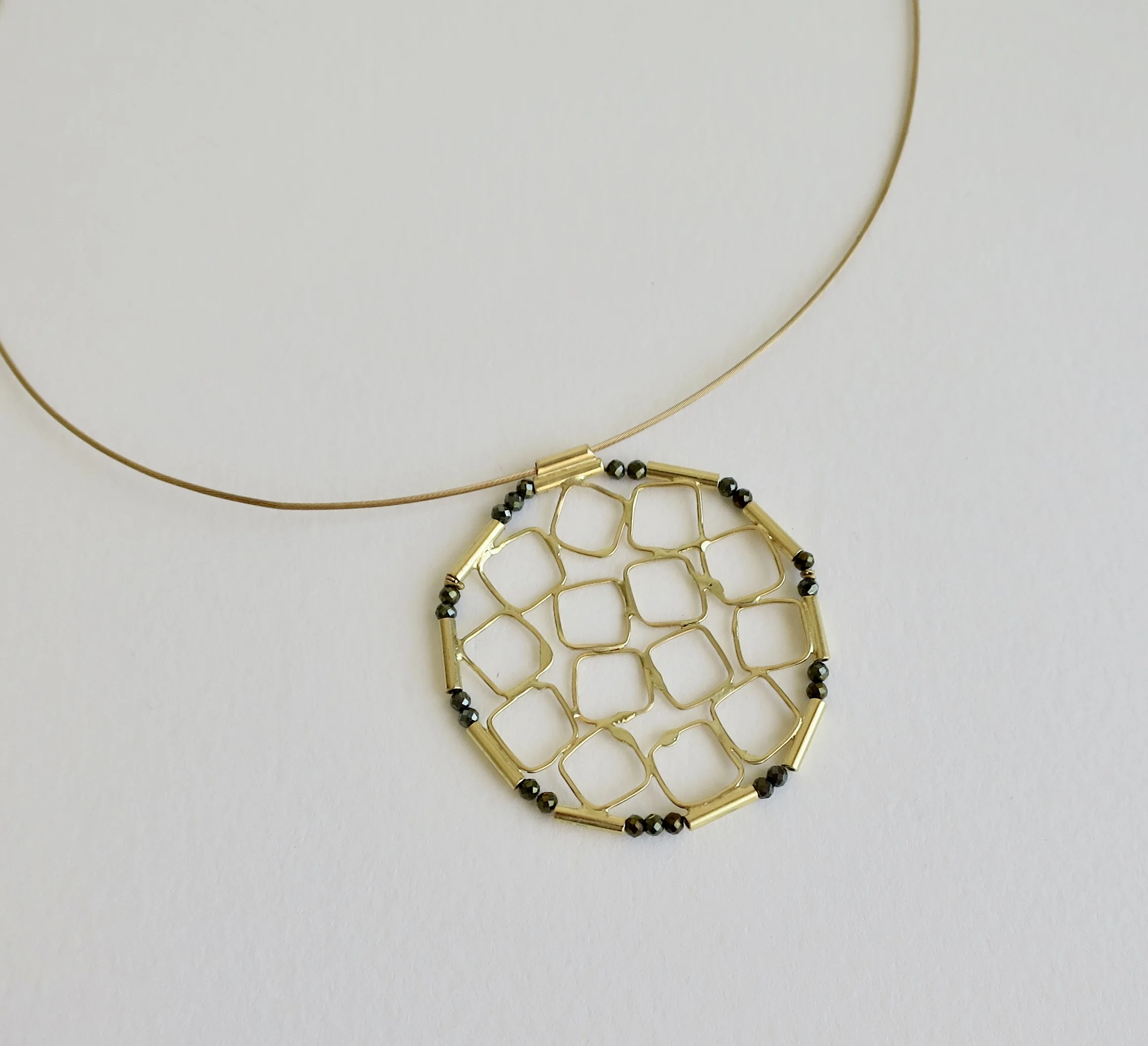 Encircled 18kt gold links drop necklace with Spinel.