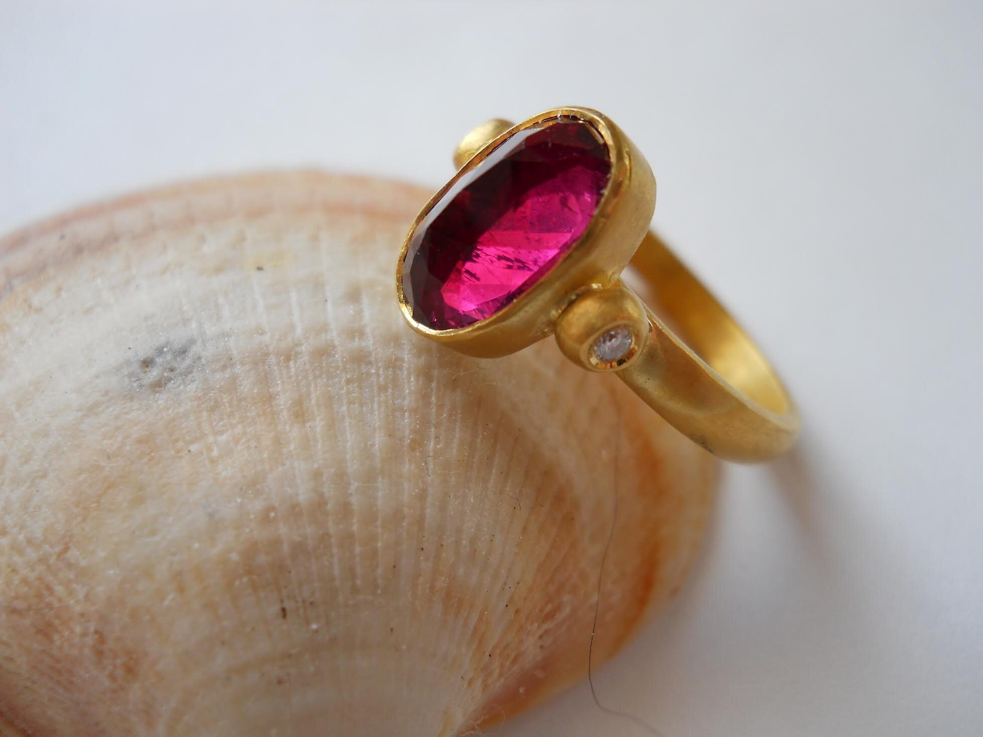 Dark pink Tourmaline 22kt gold ring with diamonds 