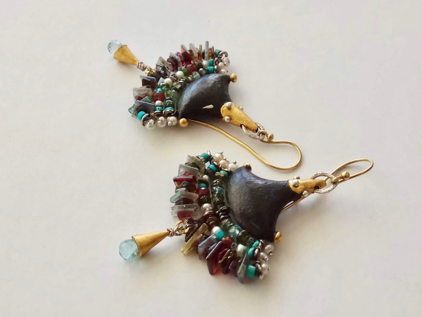 Ebony earrings, 18kt gold with gemstones