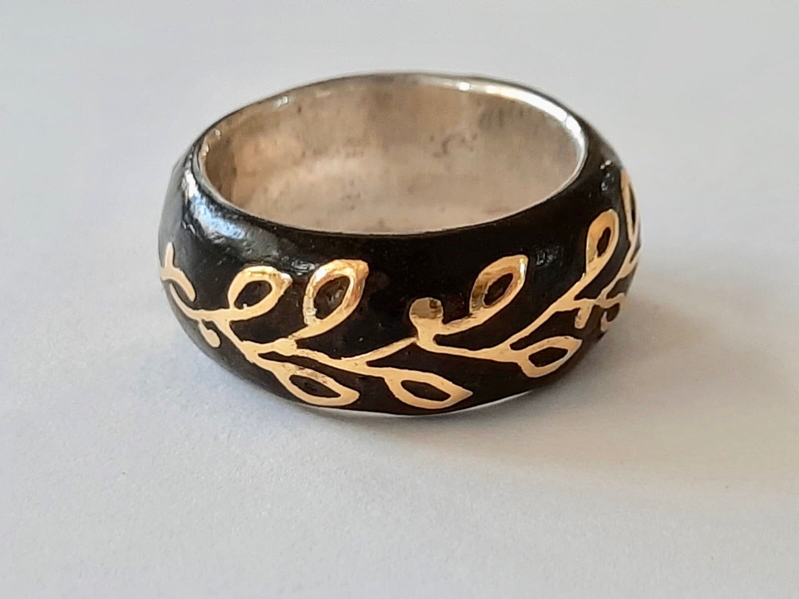 Ebony ring with 18kt gold and silver