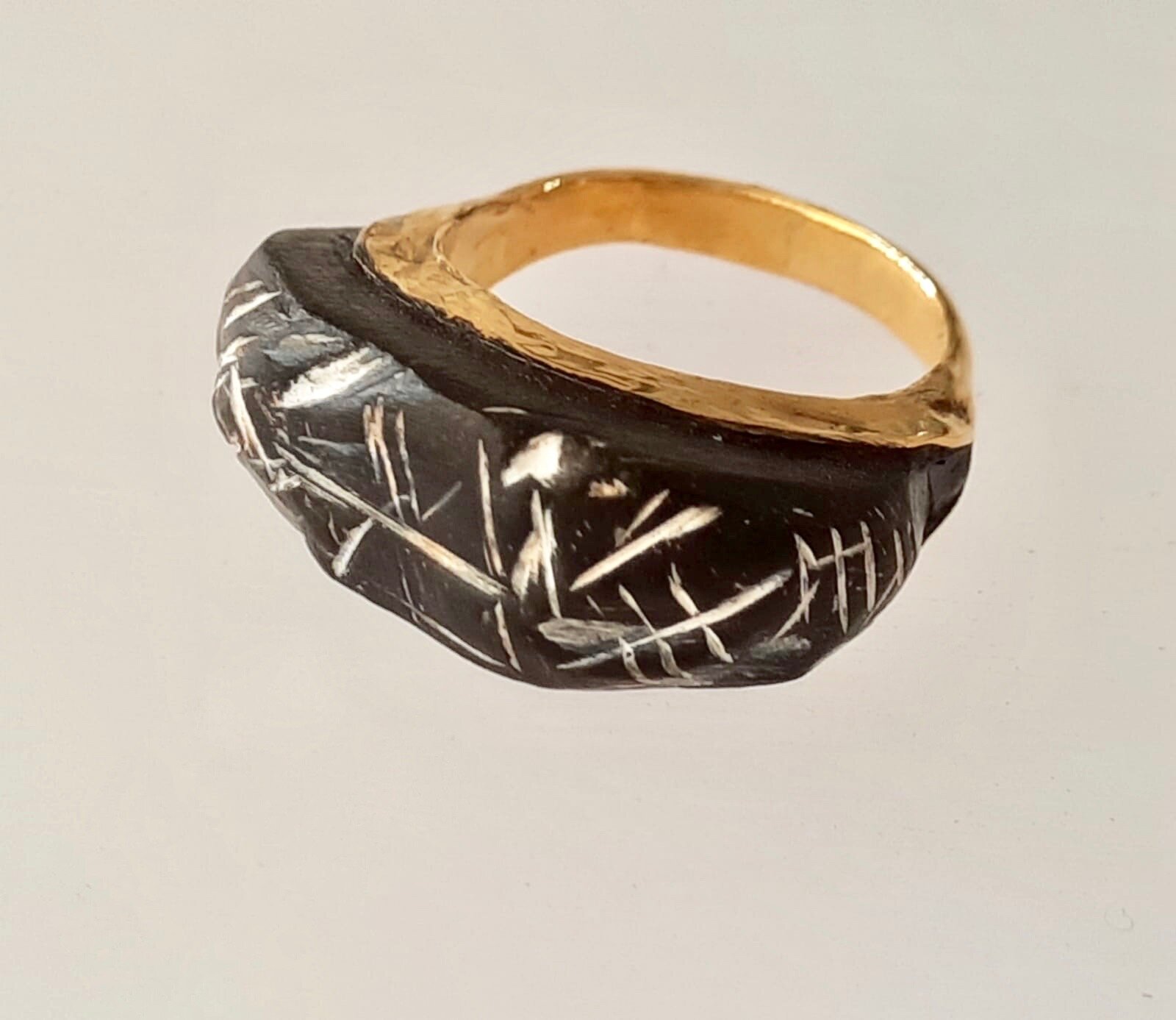 Ebony ring with 18kt gold and white acrylic