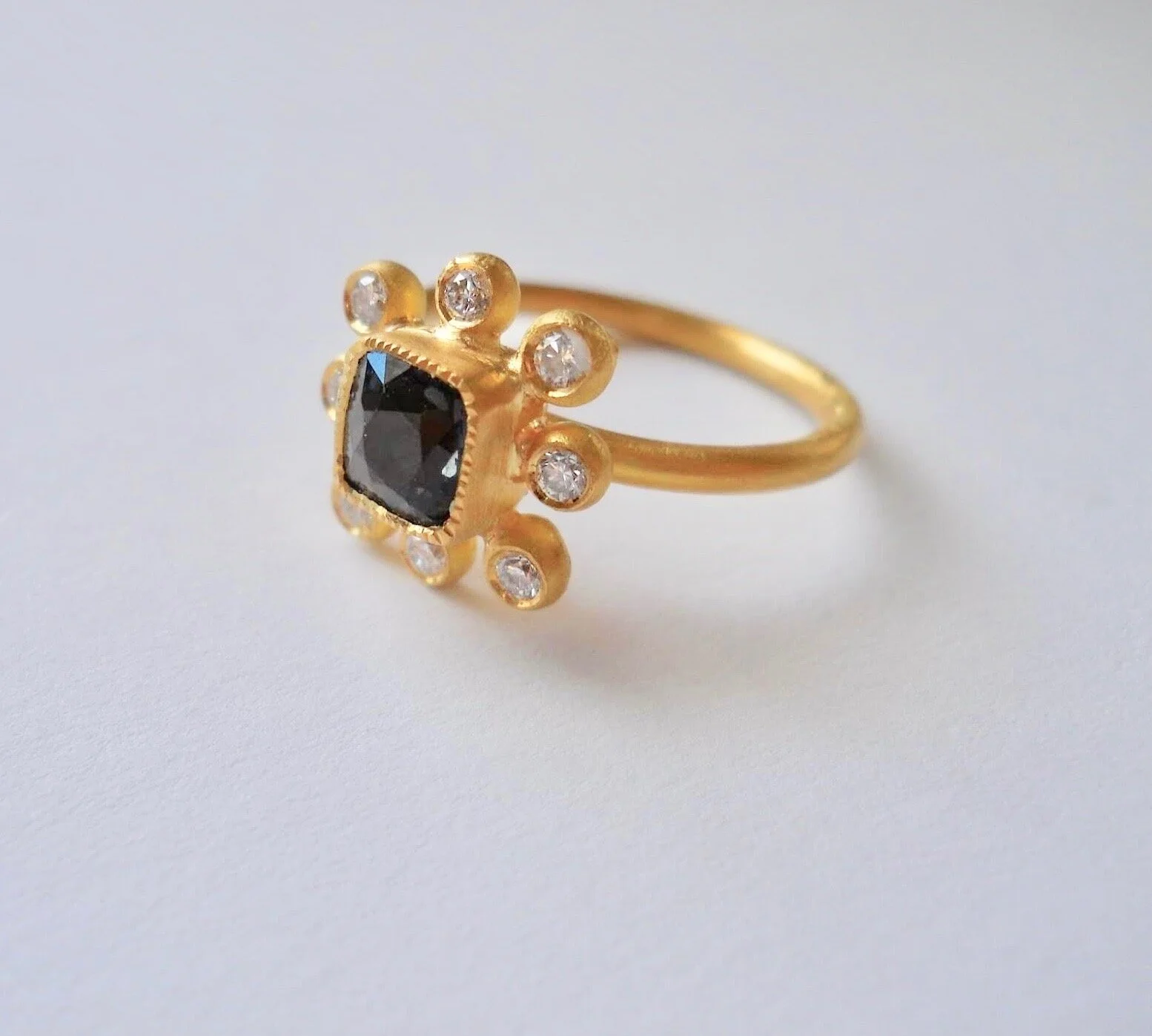 Grey Spinel and diamond ring, 22 carat gold.        Jewelry  Jewellery