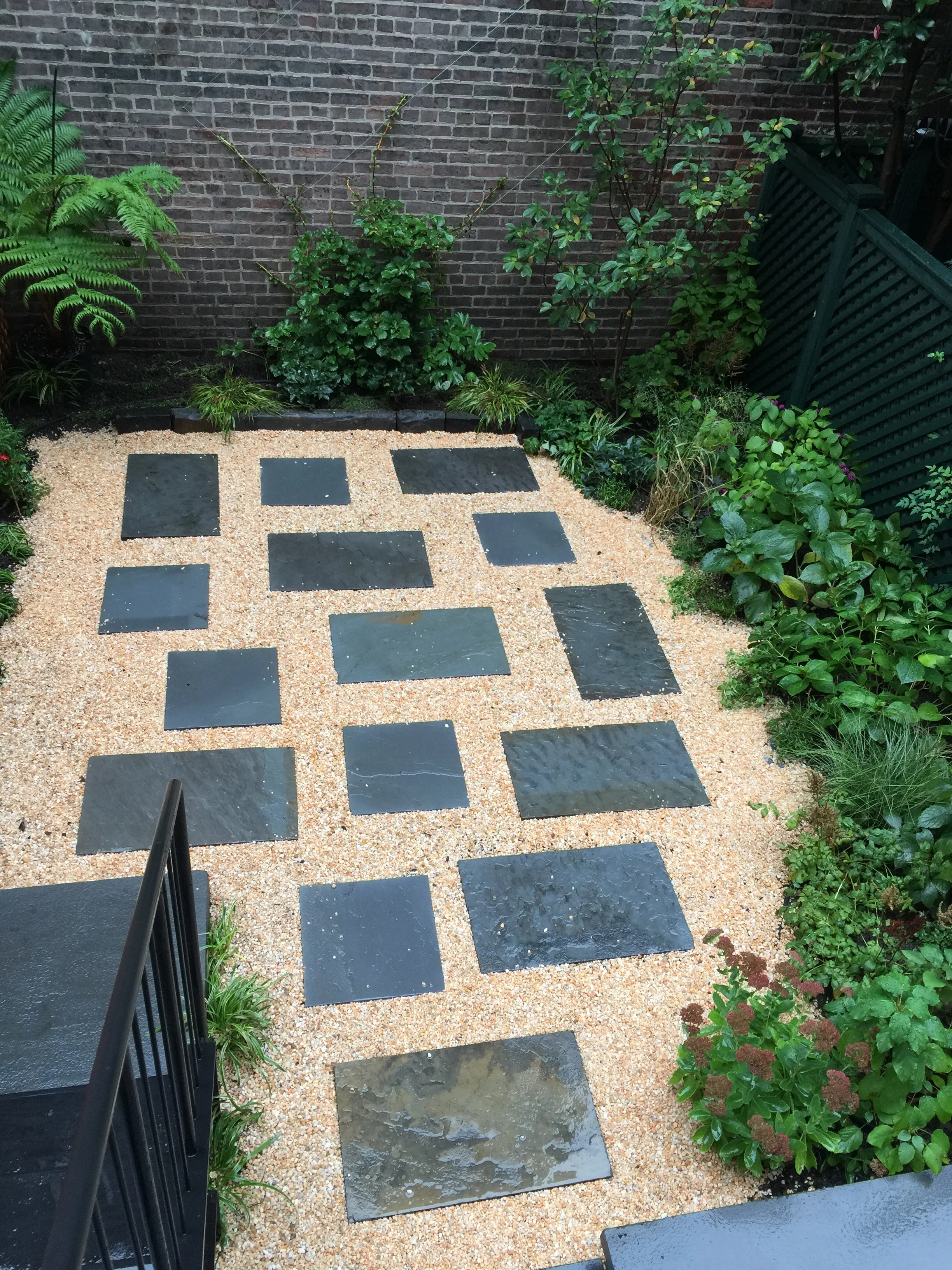 pea gravel terrace with bluestone