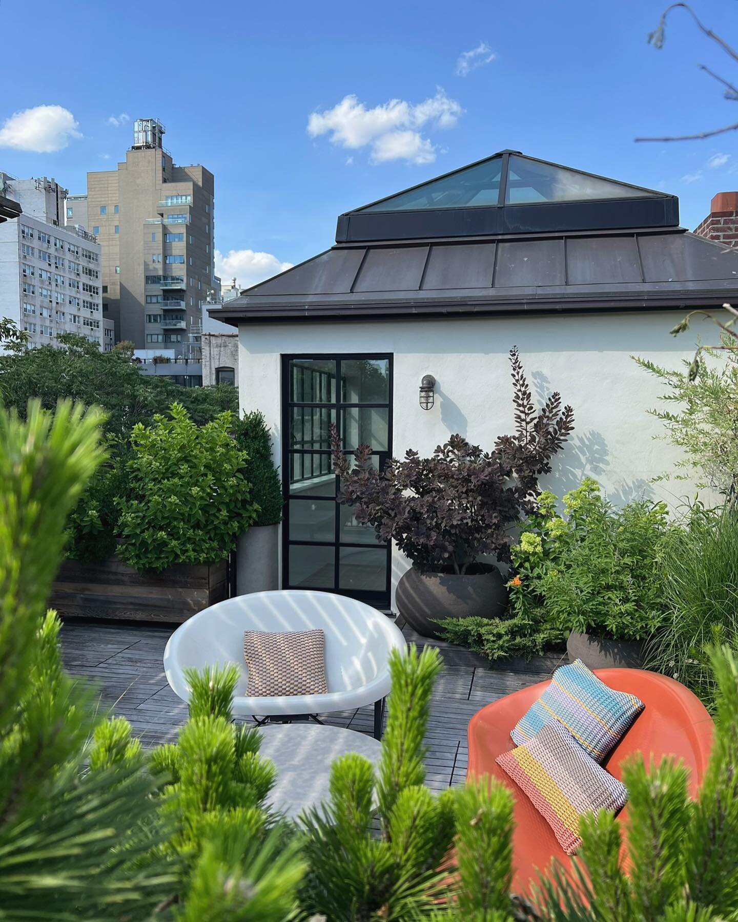 Dreaming of summer&hellip;
.
Plantscape/Pottery @dimasterystudio 
Architecture/Furniture @studio_db 
.
.
.
.
.
.
.
#dimasterystudio #urbangarden #citygarden #gardendesign #sodomino #landscapedesign #plantingdesign #manhattanterrace #roofterrace #manh