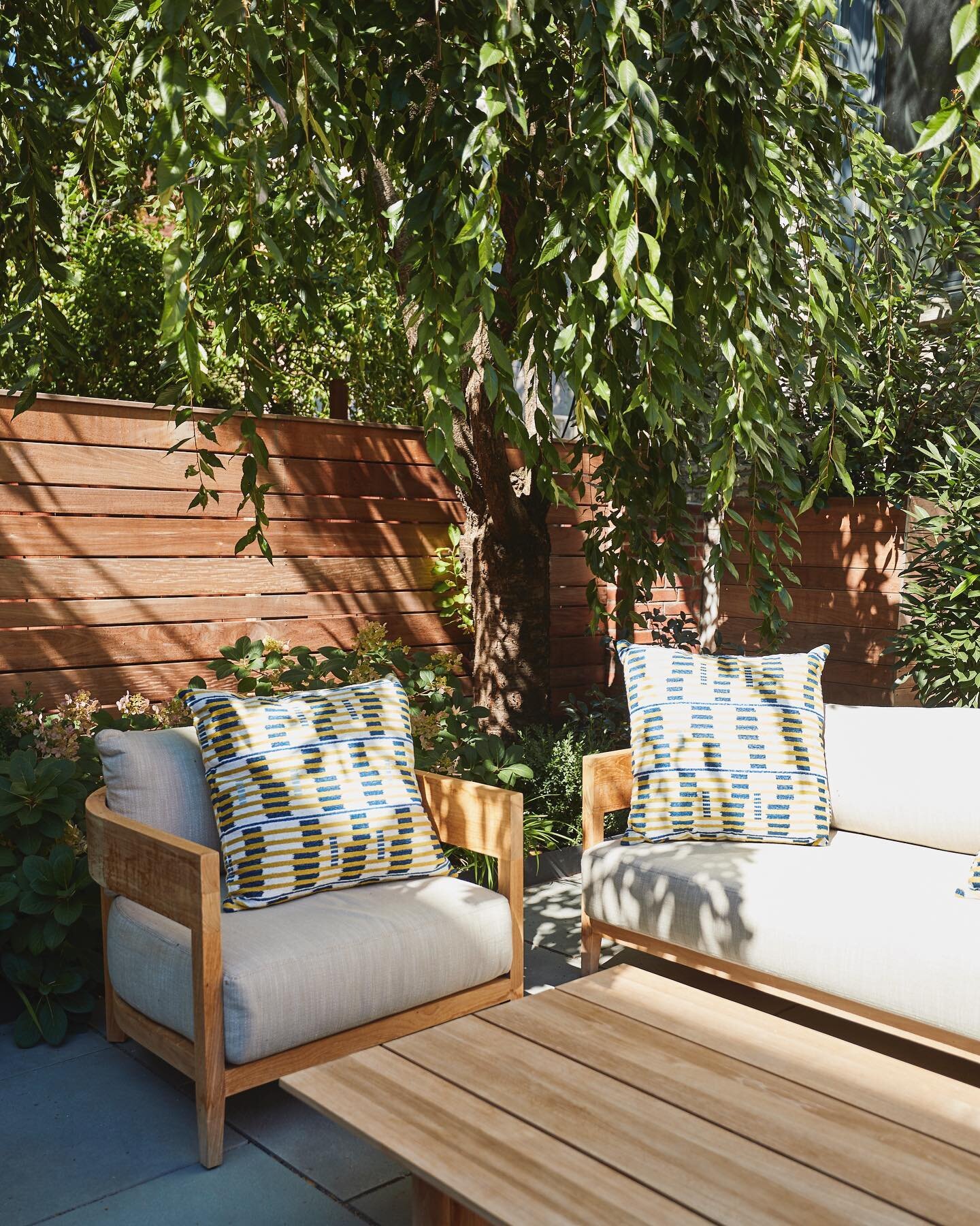 Dreaming of warm summer days&hellip;
.
.
.
.
.
.
.
📷@markandrewphoto
Hardscape, plantscape &amp; lighting @dimasterystudio 
Architecture @plattdana_architects 
Furniture @toddklein 
#dimastery #dimasterystudio #gardendesign #landscapedesign #brookly