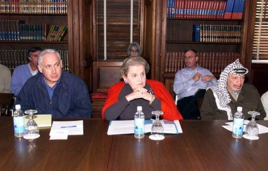 Madeleine Albright (C), Benjamin Netanyahu (L) and Yasser Arafat Image Source: Wikimedia Commons