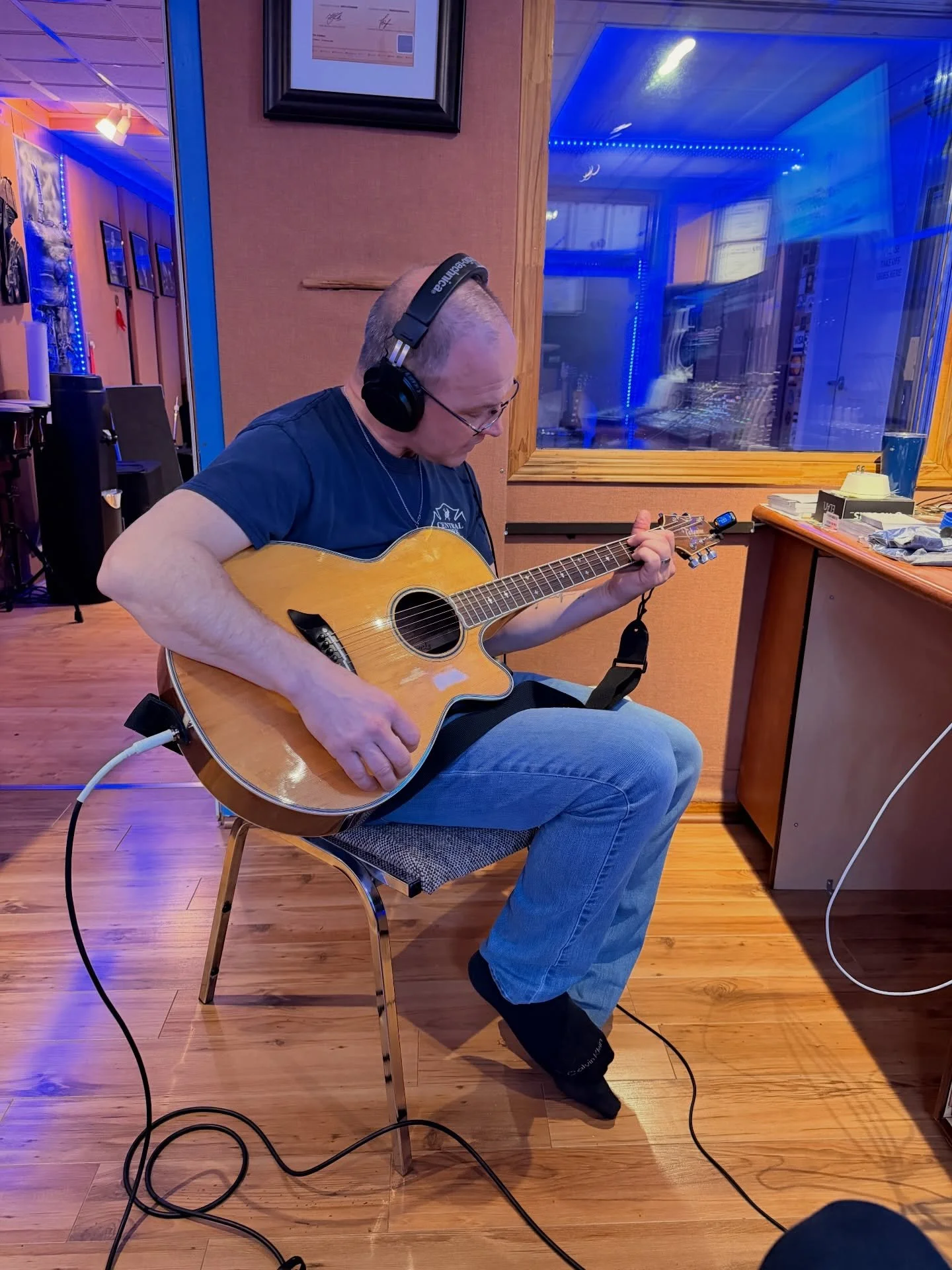Recording a new song with Clayton. Starting with a scratch guitar and bass.
#pezmosis #guitarrecording #recordingstudio #audiorecording #controlroom