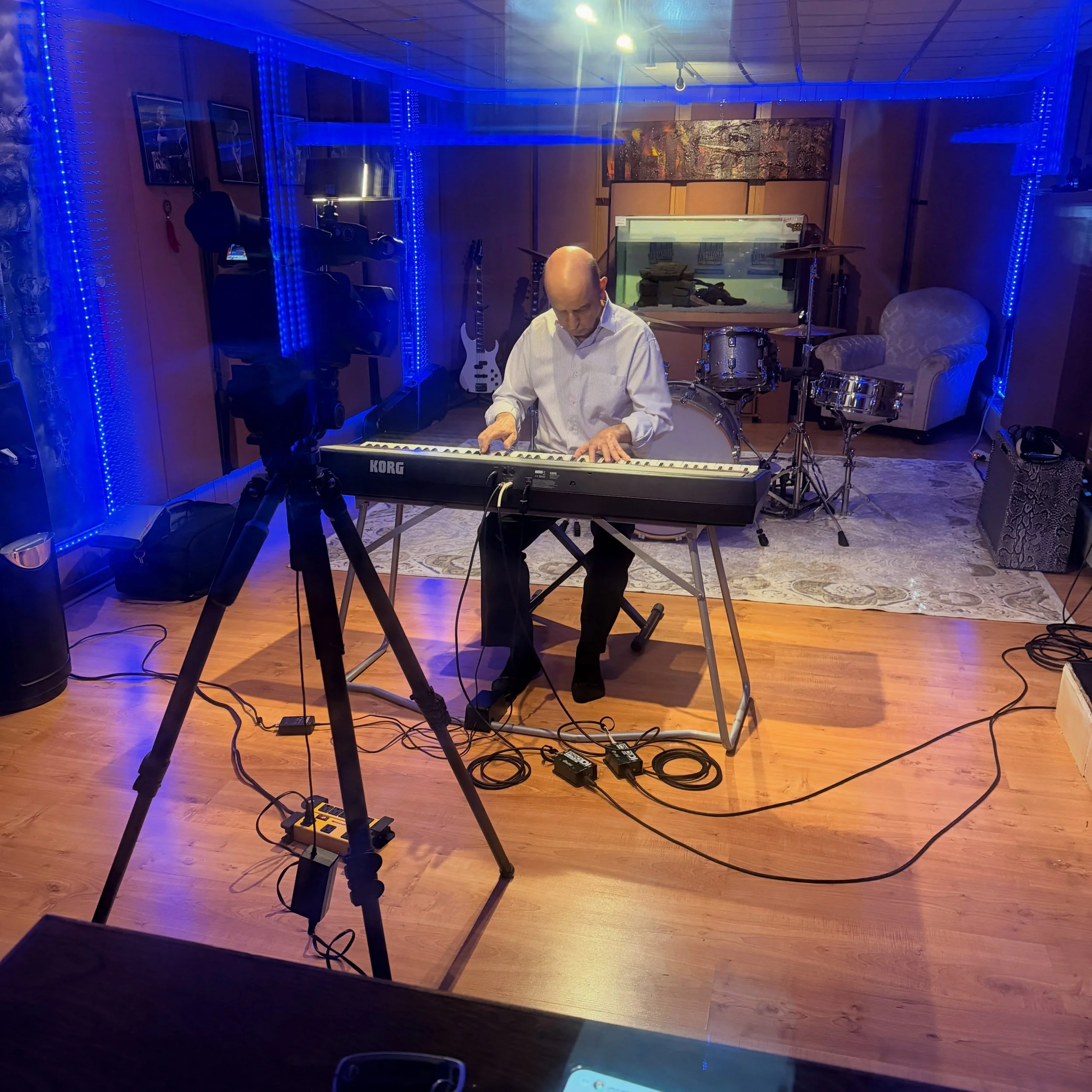Recording piano with Mr. Taravati. 

#piano #pianorecording #pezmosis #recordingstudio