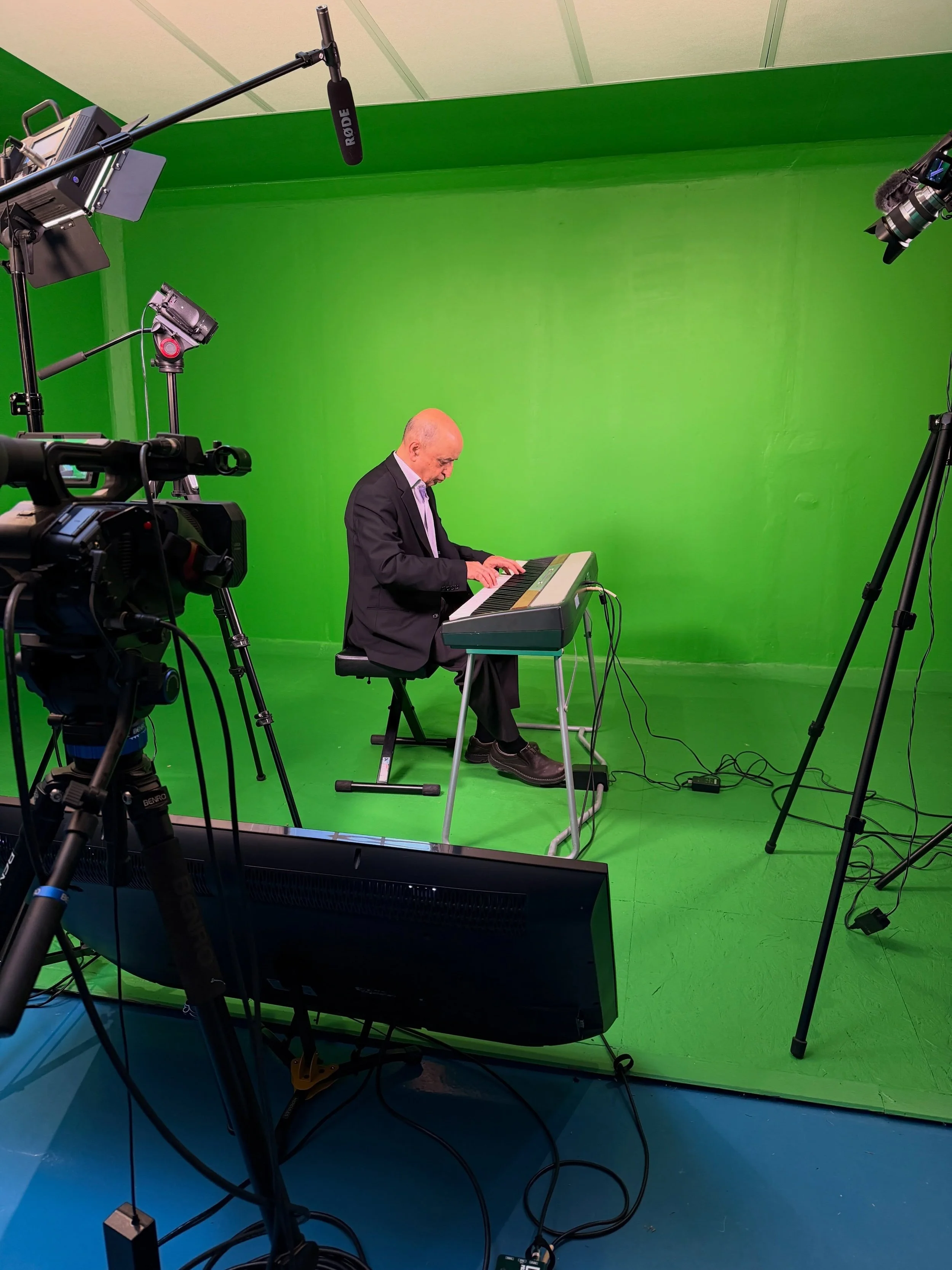 Mr. Taravati performing his piano masterpiece in the recording studio, a 3 camera shoot on green screen.

#pezmosis #pianorecording #greenscreen #recordingstudio #videoshoot
