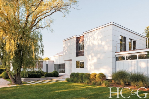 23334-Sagaponack-House-Tour-Decorator-TaraSeawright-Front-Exterior-f96cbb49.jpeg