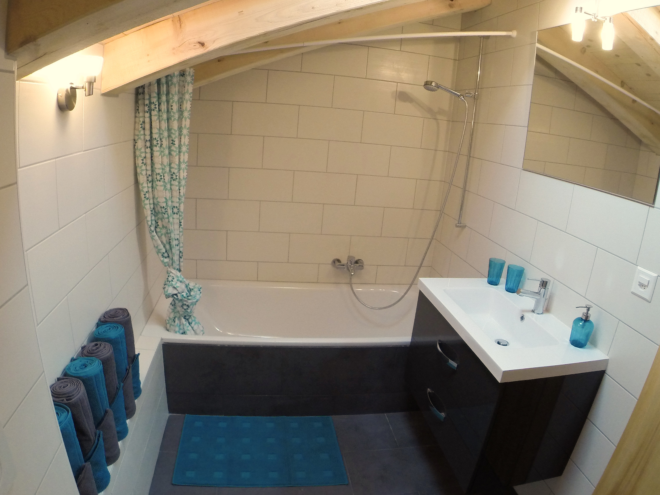 Bathroom A: Toilet and bathtub