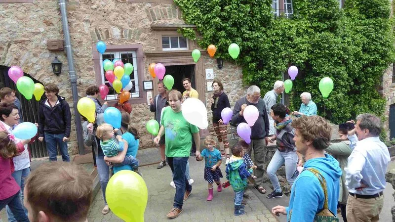 Bright colors for the balloons seemed to say “Hurray!” and “Thank you.” Letting them go reminded us that though he is gone, Arno Peters' influence continues in the very atmosphere of ideas we all breathe.
