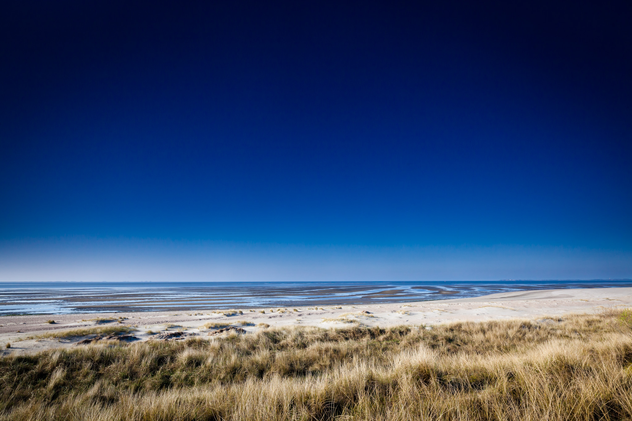 Strahlendblauer Himmel am Strand von Greveling