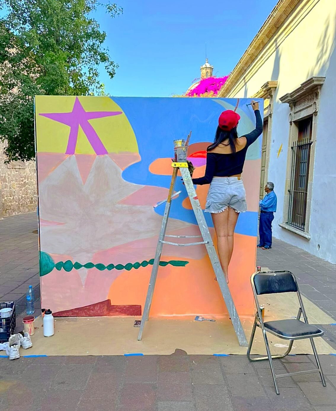 tmb hice un mural espont&aacute;neo en  @hartoarte.fiau y aqu&iacute; van unas fotitos muy bonitas que me tom&oacute; @christophercmedina 🫶🏽 y la mejor parte fue una colaboraci&oacute;n &lsquo;light&rsquo; con el @casillas_oliver 🌸🌸🌸 puras cosas